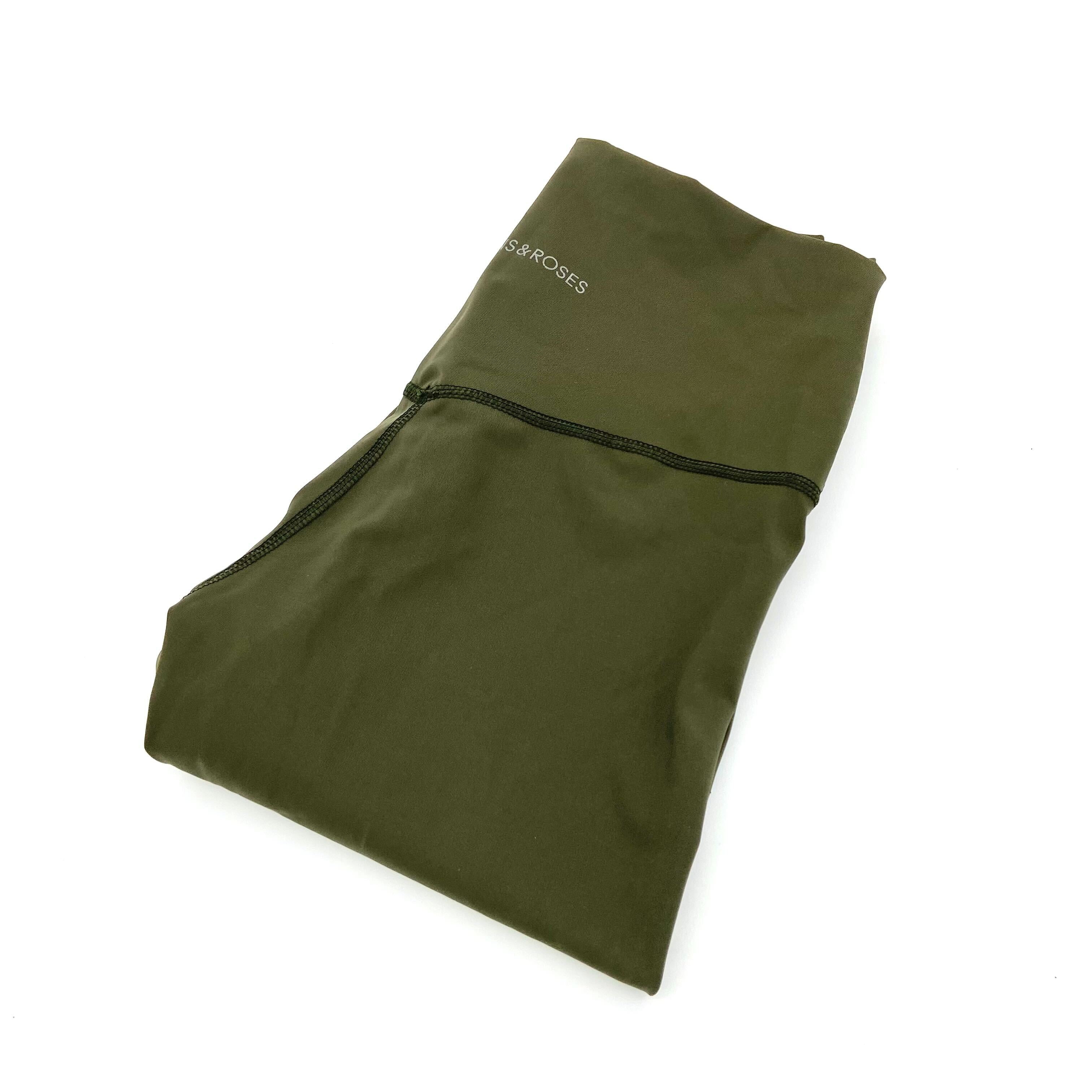 Zusammengefaltete olivgrüne Hose mit schwarzem Zierstreifen und kleinem Logoaufdruck auf weißem Hintergrund.