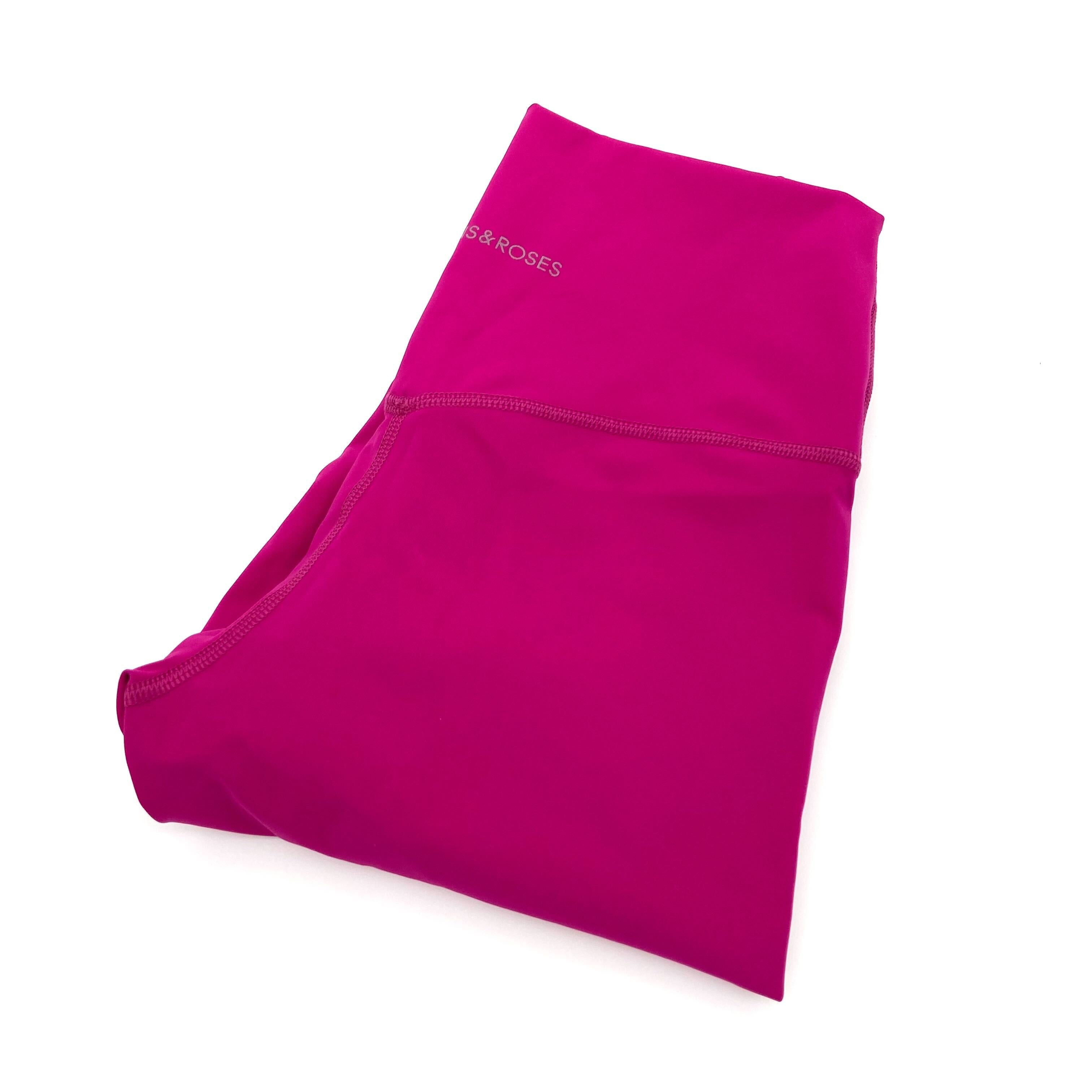 Pinkfarbene Leggings mit einem kleinen, aufgedruckten Logo in der oberen Ecke.