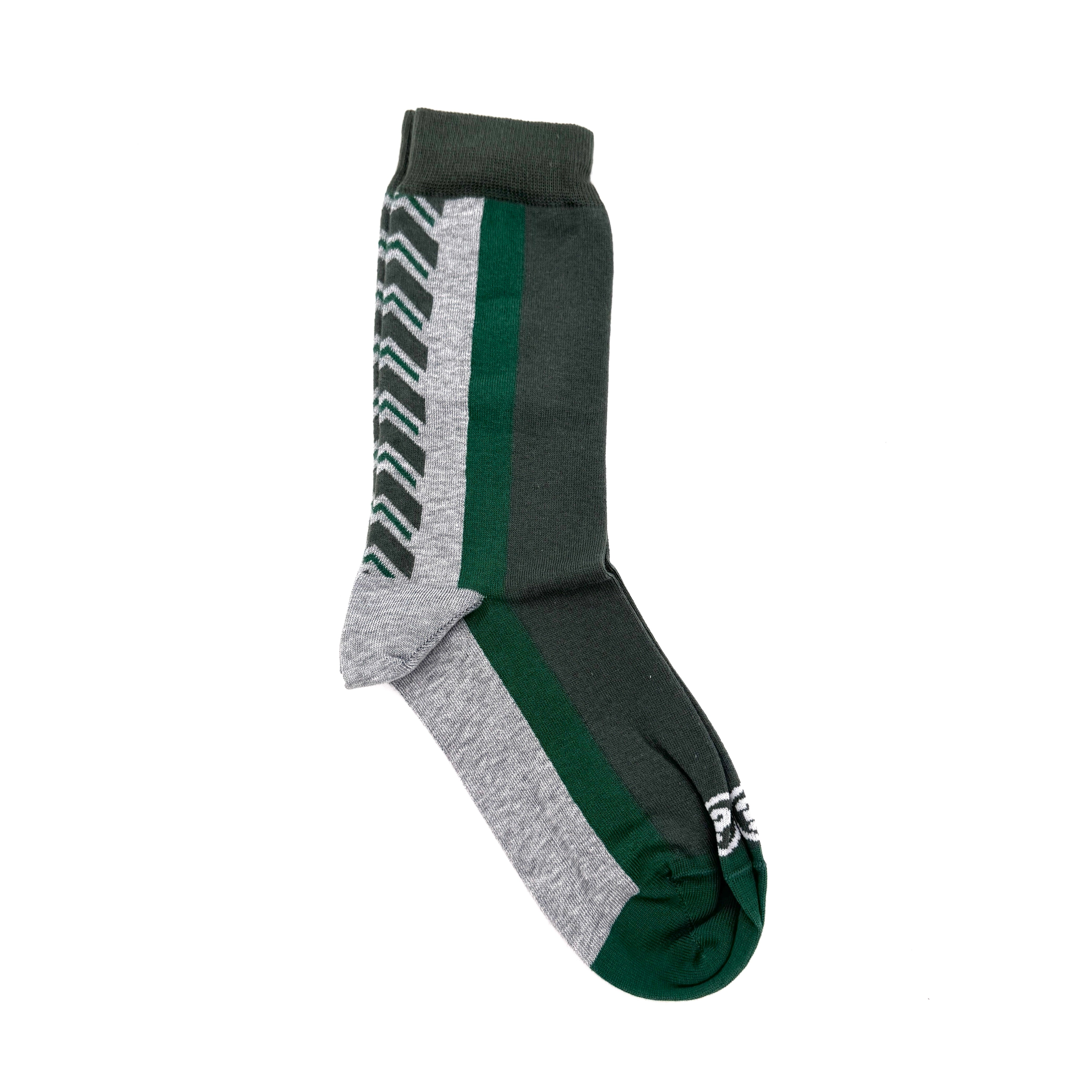Eine einzelne Socke mit einem Muster aus dunkelgrünen, grauen und hellgrünen Abschnitten. Die Socke hat ein geometrisches Muster auf einer Seite und einfarbige Blöcke an der Spitze, der Ferse und dem Bündchen.