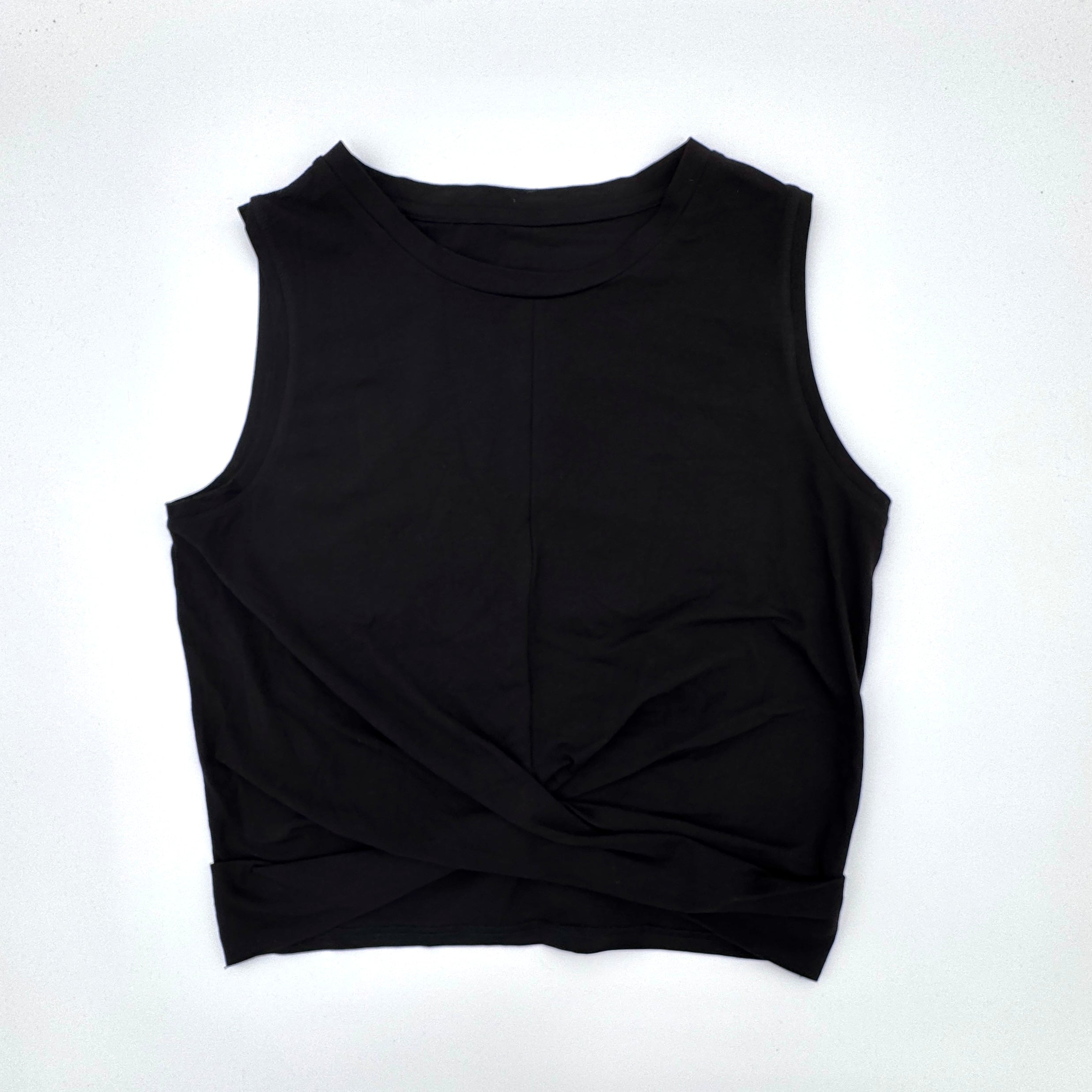 Ein ärmelloses, schwarzes Tank-Top mit Rundhalsausschnitt liegt flach auf einem weißen Hintergrund. Der Stoff wirkt weich und leicht zerknittert und hat eine lockere und legere Passform.