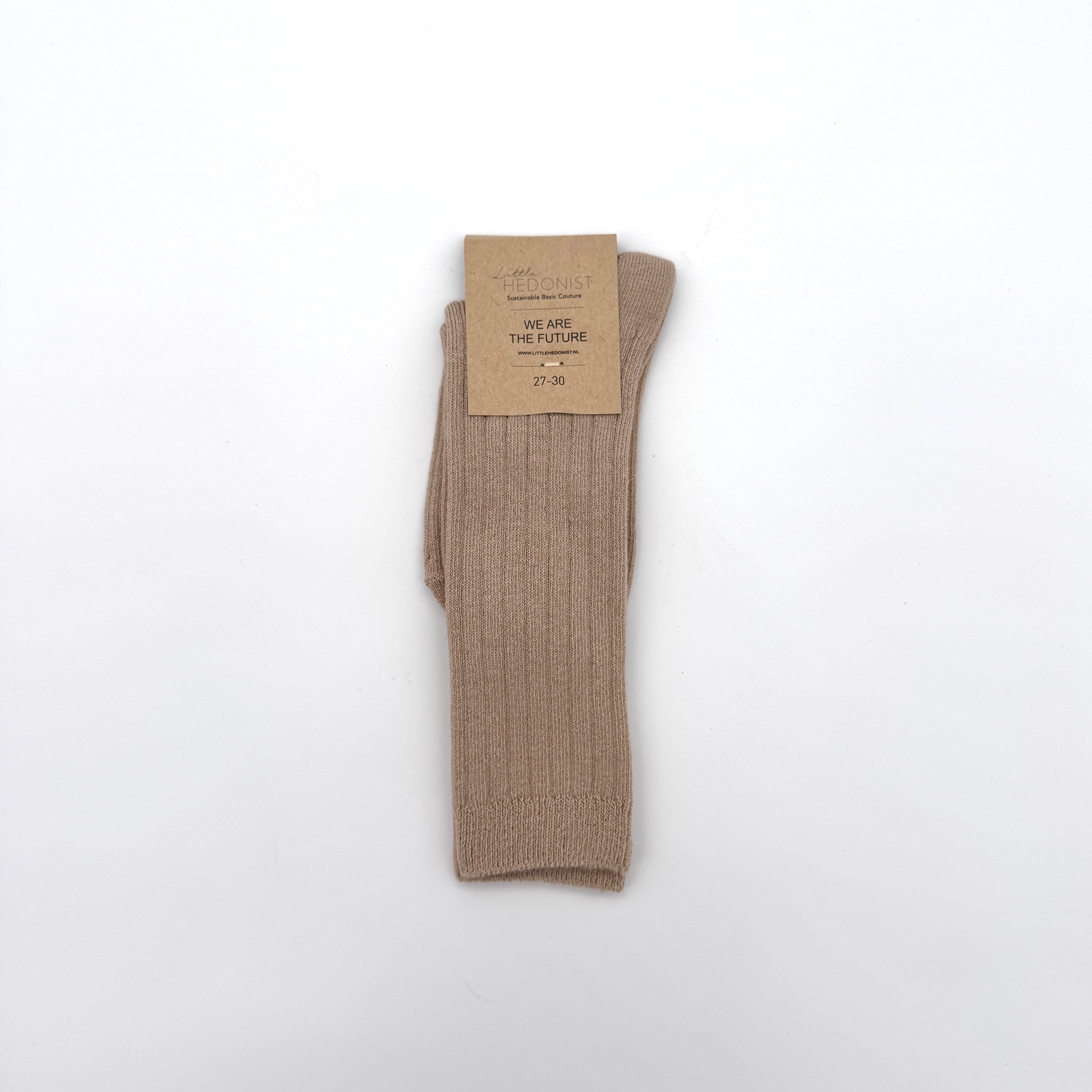 Ein Paar hellbraune, gerippte Socken, ordentlich gefaltet, mit einem braunen Papieretikett am oberen Ende, auf einem schlichten weißen Hintergrund.