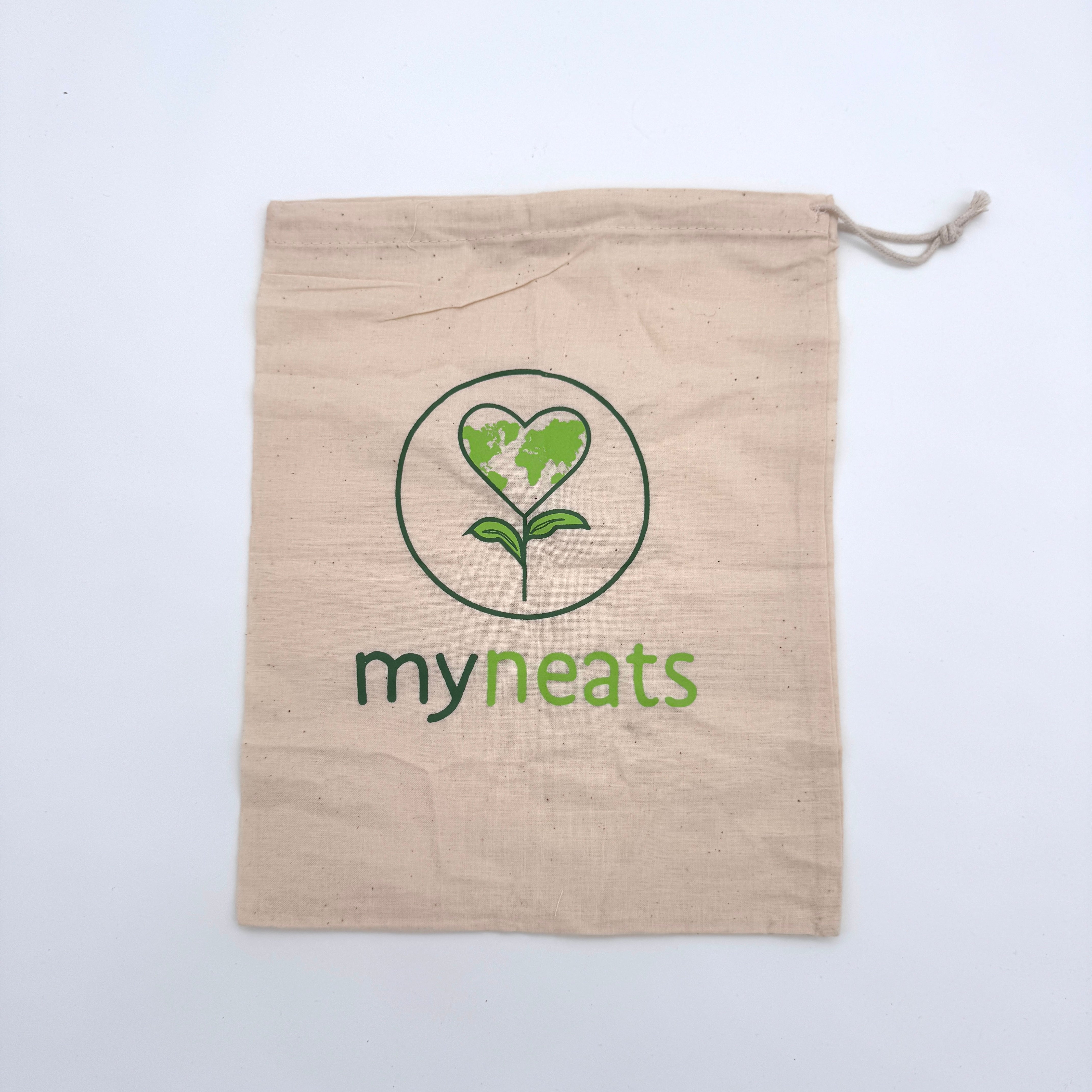 Ein beiger Kordelzugbeutel mit dem myneats-Logo, das eine herzförmige Erde über grünen Blättern zeigt, ist auf einem einfarbig weißen Hintergrund zentriert.