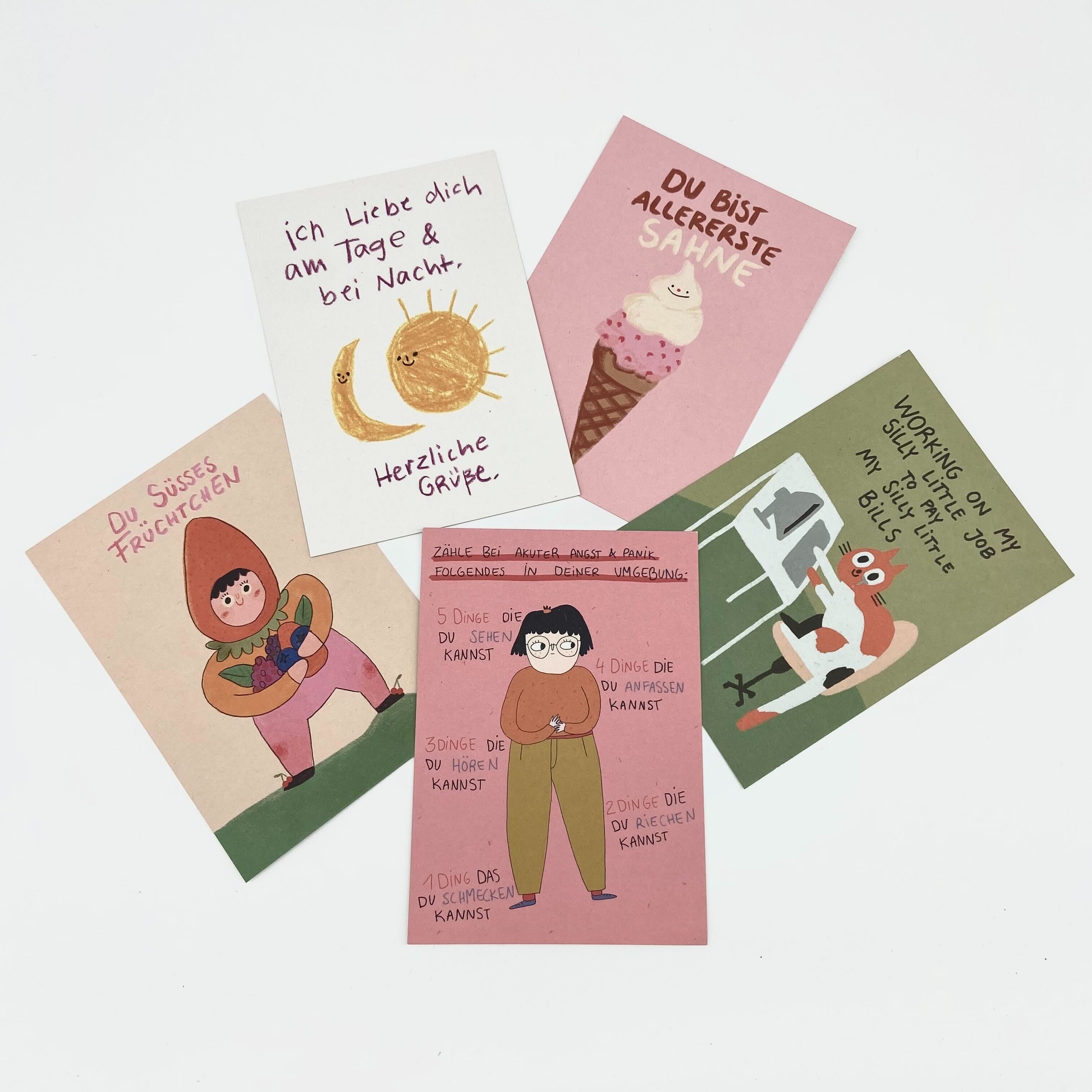 Fünf bunte Karten mit verschiedenen Illustrationen und deutschen Texten, darunter ein Sonnen-Mond-Motiv und ein Eis.