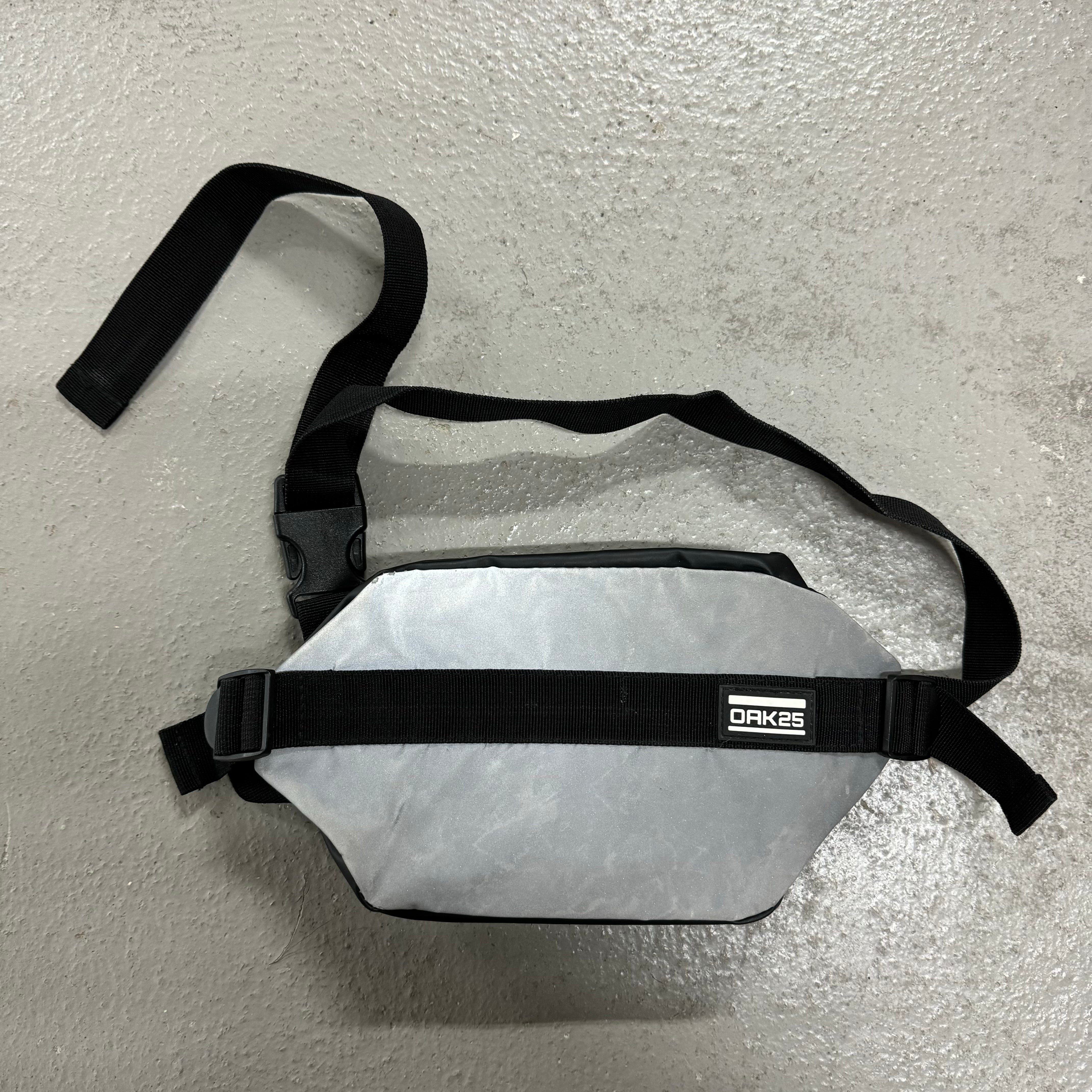 OAK25 reflektierende Bauchtasche "Carryall Sling" - Dritte Wahl