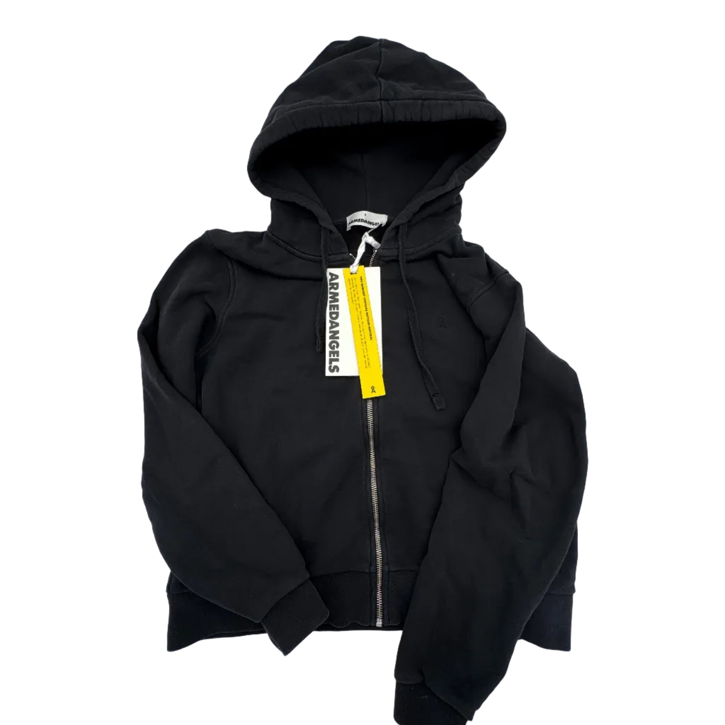 Ein schwarzer Kapuzenpullover mit Reißverschluss und Kapuze, der flach auf einer weißen Fläche liegt und an dessen Kragen ein gelbes Schild mit der Aufschrift ARMEDANGELS angebracht ist.