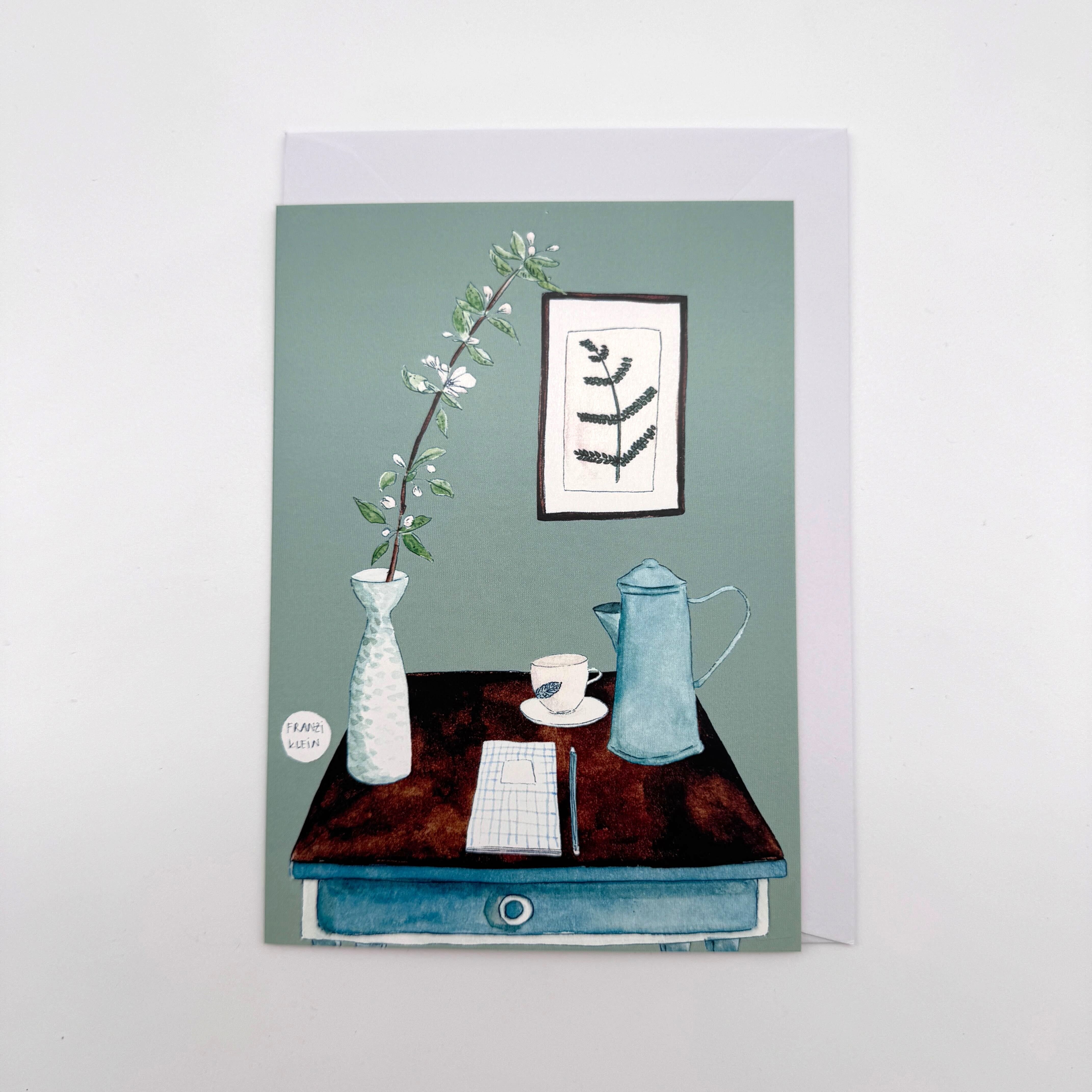 Illustration einer Vase mit Zweig auf einem Tisch, mit Kaffekanne, Tasse, Notizbuch und Stift; gerahmtes Bild an der Wand.