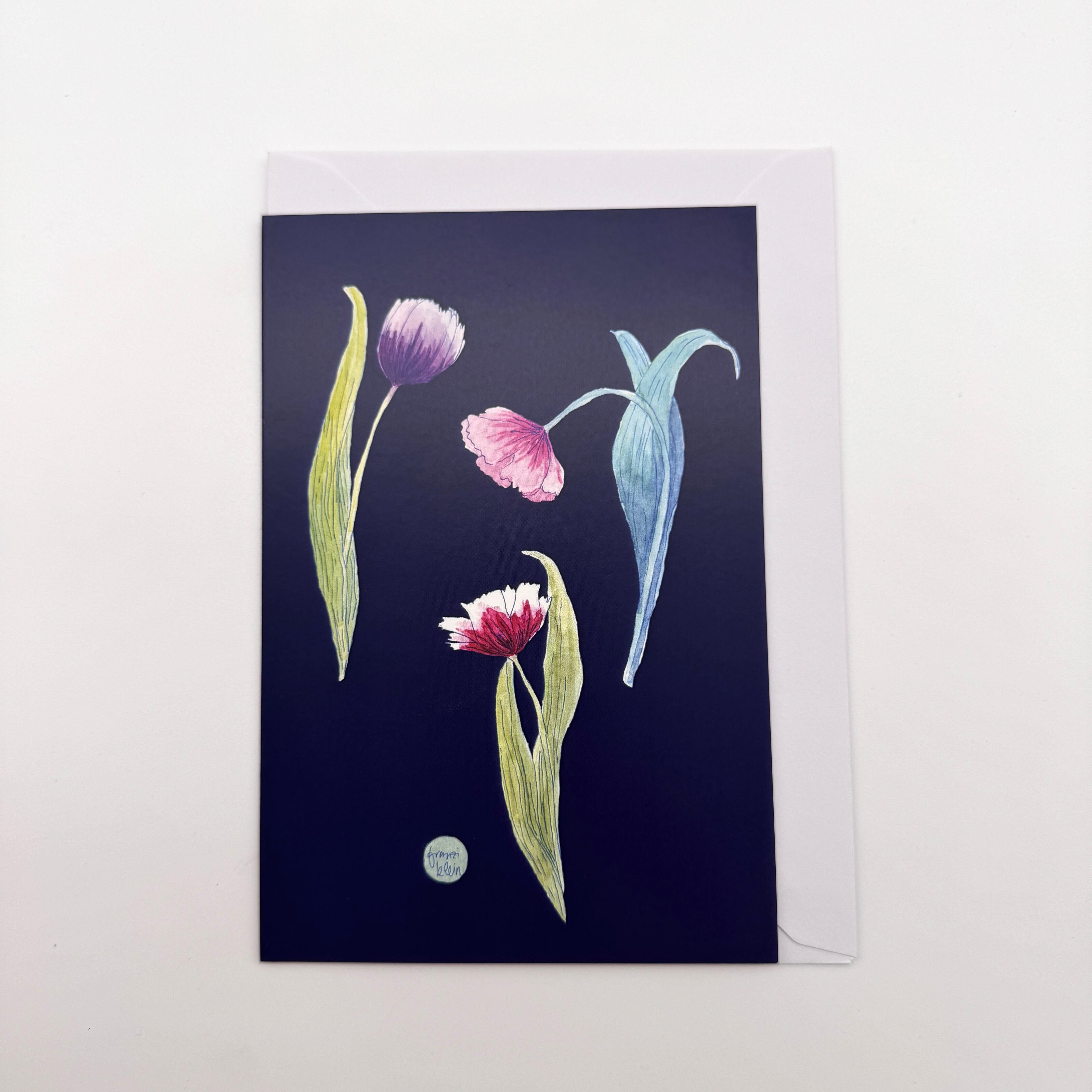 Karte mit bunten Blumenillustrationen auf dunkelblauem Hintergrund, platziert auf einem weißen Umschlag.