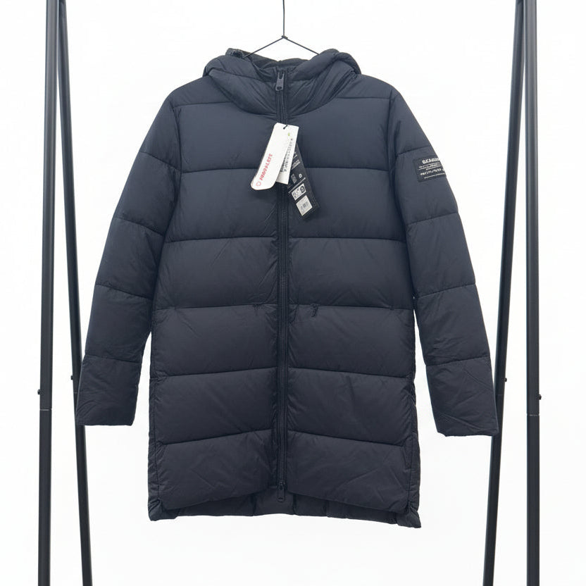 Schwarzer, gesteppter Wintermantel mit Kapuze hängt an einem Kleiderständer.