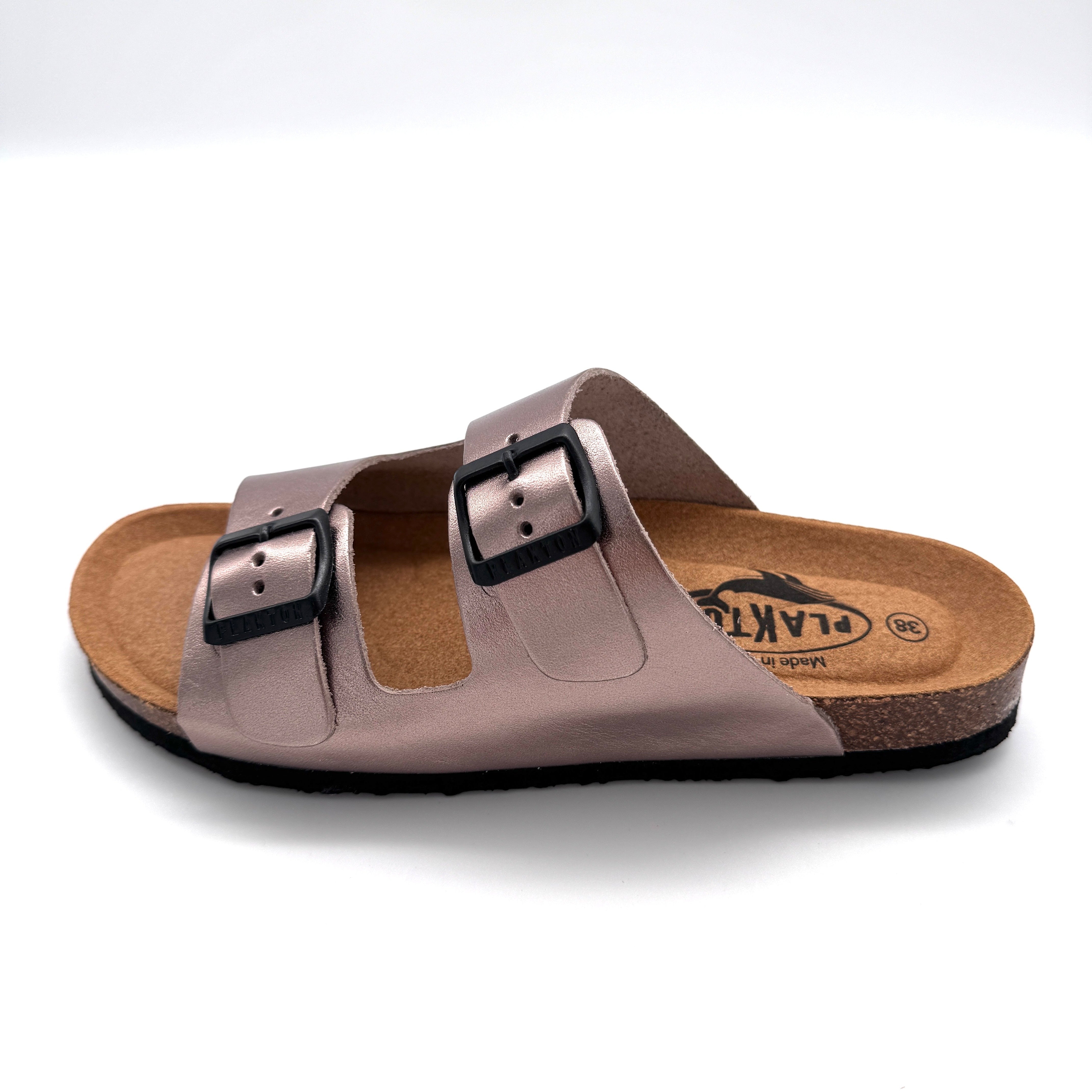 Braune Sandale mit zwei schwarzen Schnallen und Korksohle auf weißem Hintergrund.