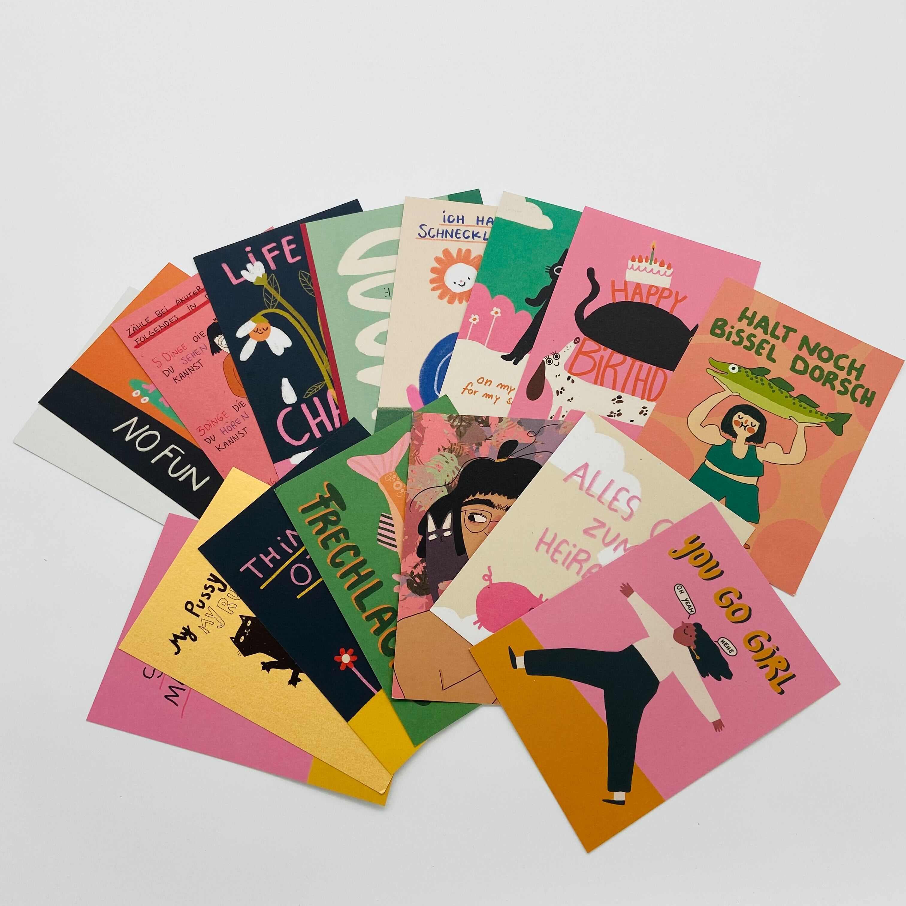 Eine Sammlung von bunt gestalteten Postkarten mit verschiedenen Illustrationen und humorvollen Texten.