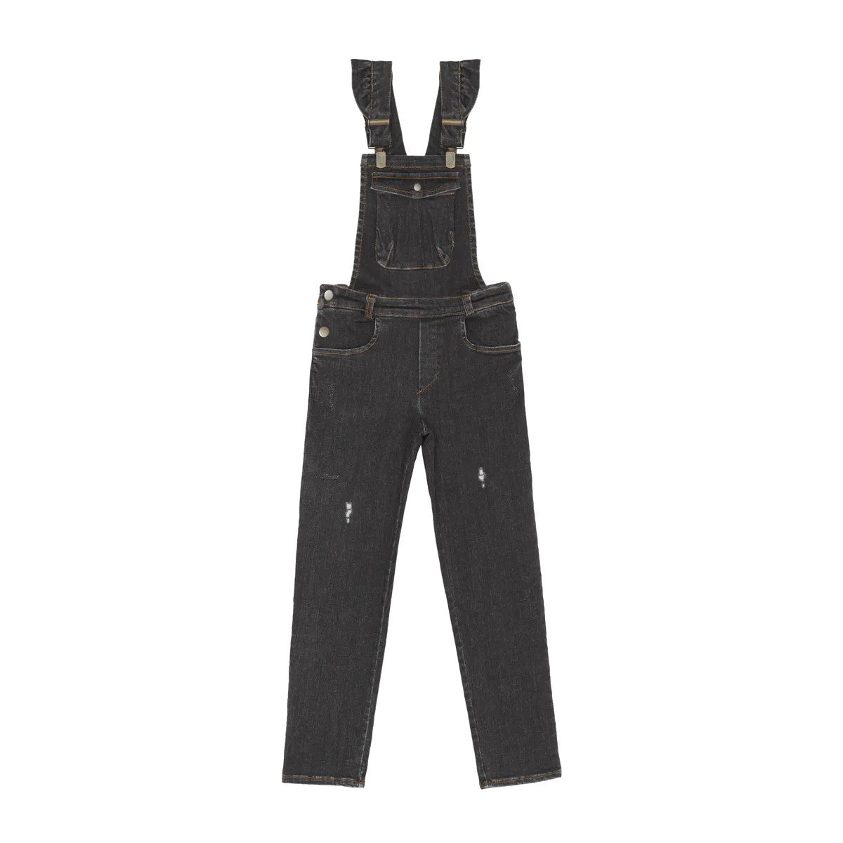 Schwarzer Jeans-Overall mit verstellbaren Schulterträgern, einer Brusttasche vorne, seitlichen Knöpfen und zwei Taschen vorne, flach auf weißem Hintergrund.