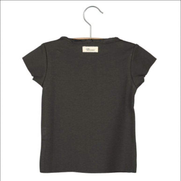 Ein schlichtes, schwarzes, kurzärmeliges T-Shirt auf einem Kleiderbügel, von hinten vor einem weißen Hintergrund dargestellt.