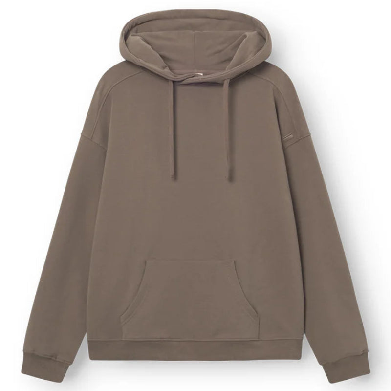 Ein schlichtes, taupefarbenes Kapuzensweatshirt mit Kängurutasche vorne, langen Ärmeln und Kordelzug an der Kapuze auf weißem Hintergrund.