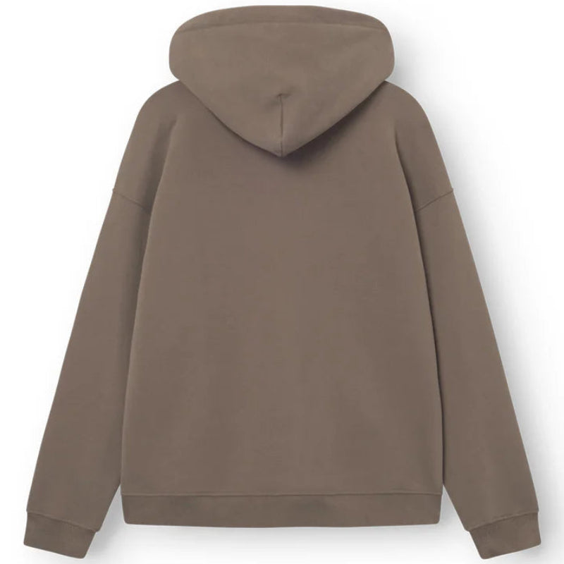 Ein einfarbiges, braunes Kapuzensweatshirt wird flach mit der Rückseite nach oben gezeigt. Der Kapuzenpullover hat lange Ärmel, Rippbündchen und eine lockere Passform.