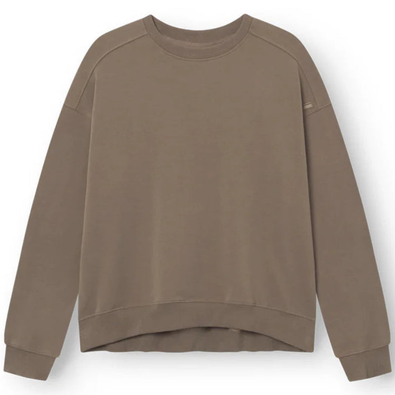 Ein einfaches, langärmeliges Sweatshirt mit Rundhalsausschnitt in Taupe-Braun, flach auf weißem Hintergrund.
