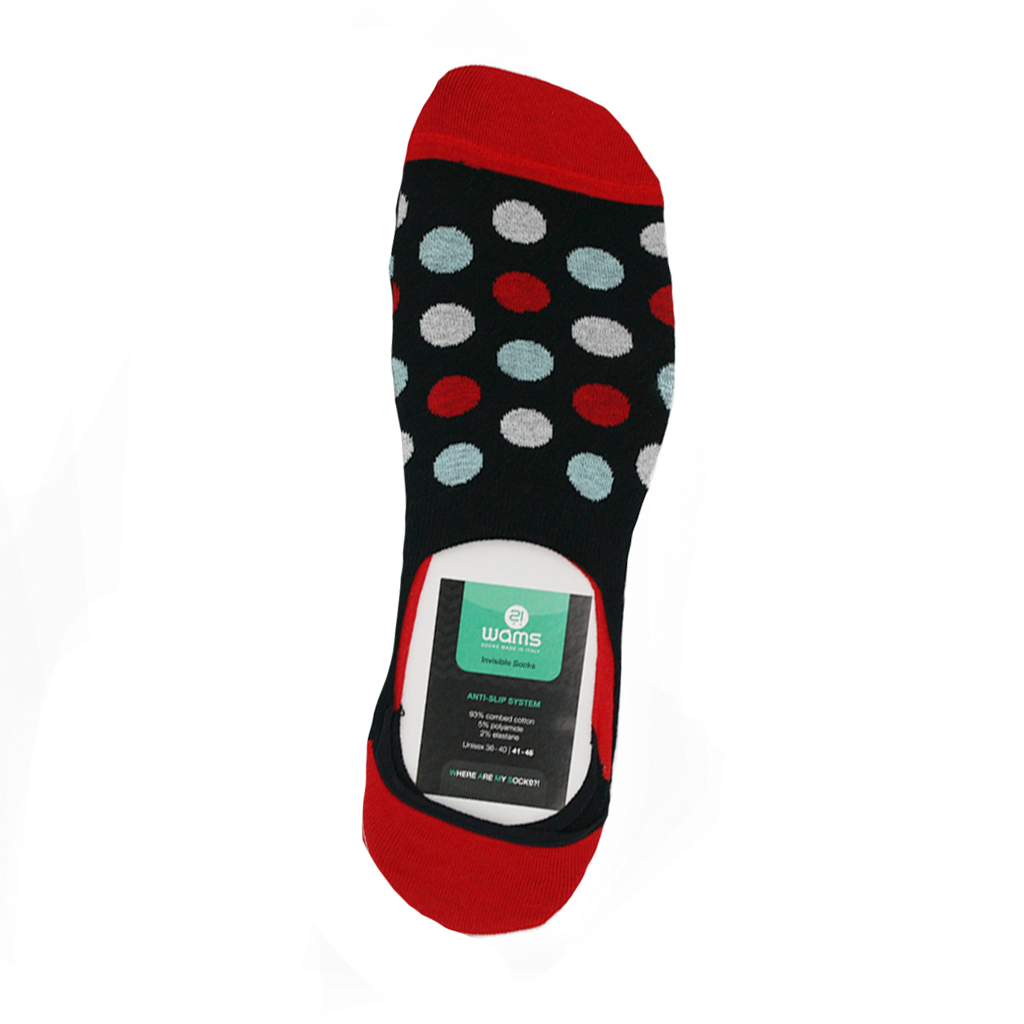 Schwarze Socke mit roten und grauen Punkten, rotem Saum und Etikett auf der Sohle.