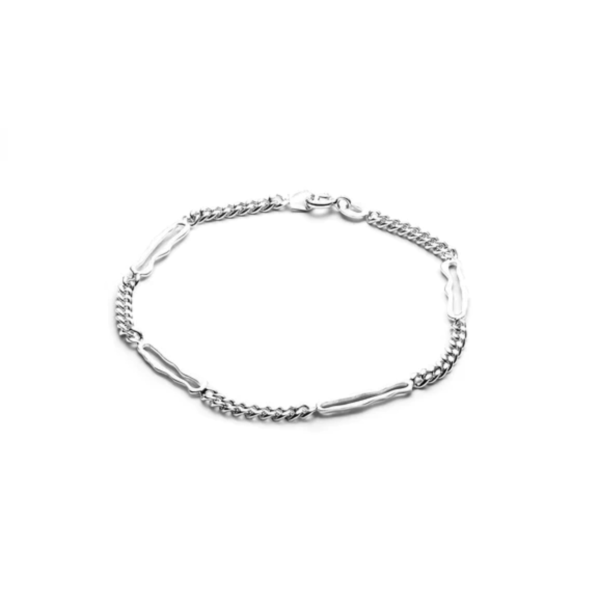 Silbernes Armband mit wechselnden Gliedern und Kettendetails auf weißem Hintergrund.