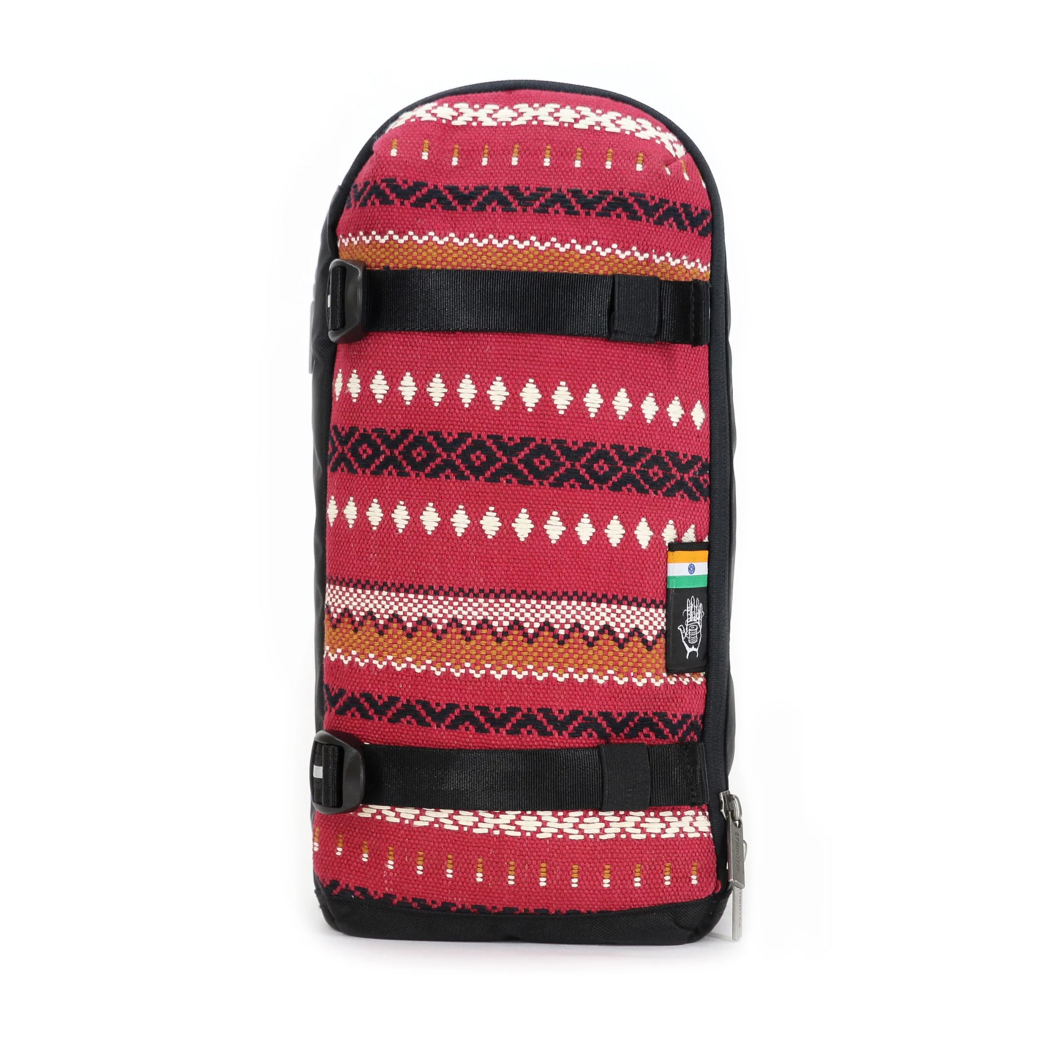 Rote Tasche mit ethnischem Muster und schwarzen Riemen, bunte Streifen und ein Logo an der Seite.
