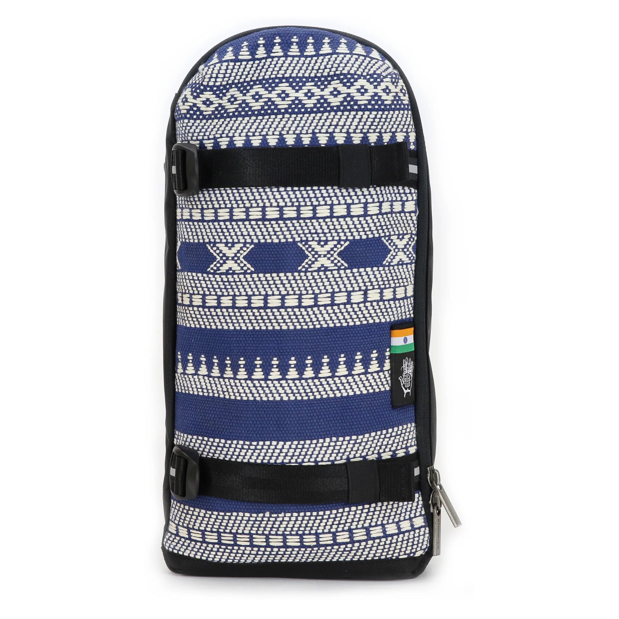 Blau-weiß gemusterter Rucksack mit schwarzen Riemen und einem kleinen indischen Flaggenaufnäher an der Seite.