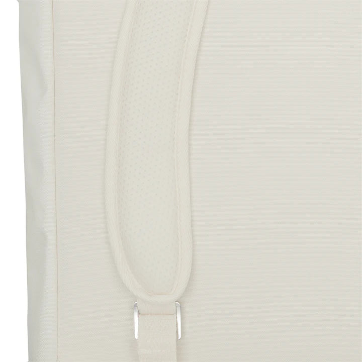 Nahaufnahme eines hellbeigen Rucksacks mit einem strukturierten Schulterriemen und einem Teil der Seite der Tasche, mit einfachen, sauberen Nähten und minimalen Designdetails.