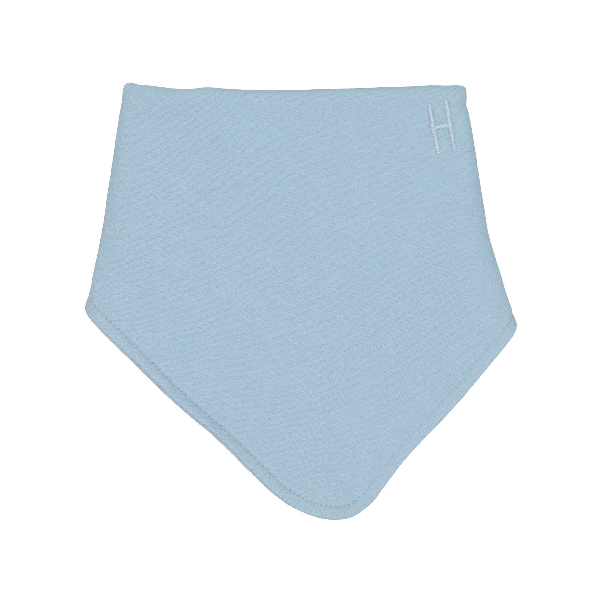 Hellblaues, dreieckiges Babylätzchen mit einem kleinen, weiß gestickten H in der rechten oberen Ecke. Das Lätzchen hat sauber abgesteppte Ränder und ein einfaches, minimalistisches Design.