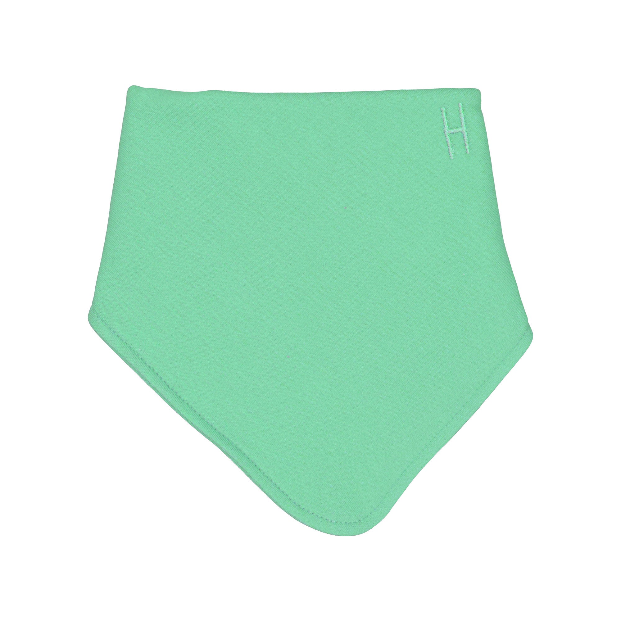 Ein mintgrünes, dreieckiges Bandana-Lätzchen mit einem kleinen, weiß gestickten Buchstaben H in der oberen rechten Ecke auf weißem Hintergrund.