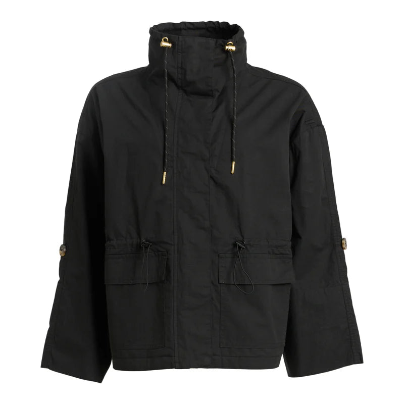 Schwarze, langärmelige Funktionsjacke mit hohem Kragen, Kapuze mit Kordelzug, Vordertaschen und Knopfdetails an den Ärmeln.
