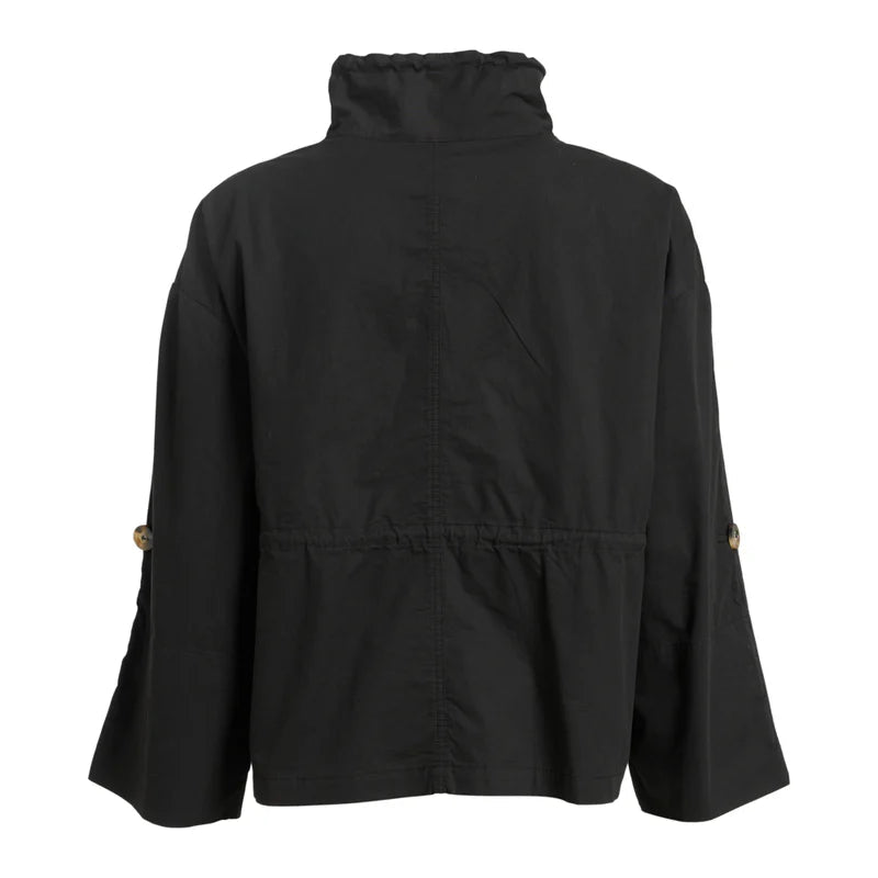 Schwarze, langärmelige Jacke mit hohem Kragen und lockerer Passform, von hinten gesehen. Die Jacke hat Knöpfe an den Ärmeln und einen Saum, der über die Taille verläuft.