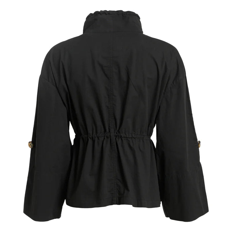 Eine schwarze, langärmelige Jacke mit hohem Kragen, weiten Ärmeln und geraffter Taille, von hinten vor weißem Hintergrund.