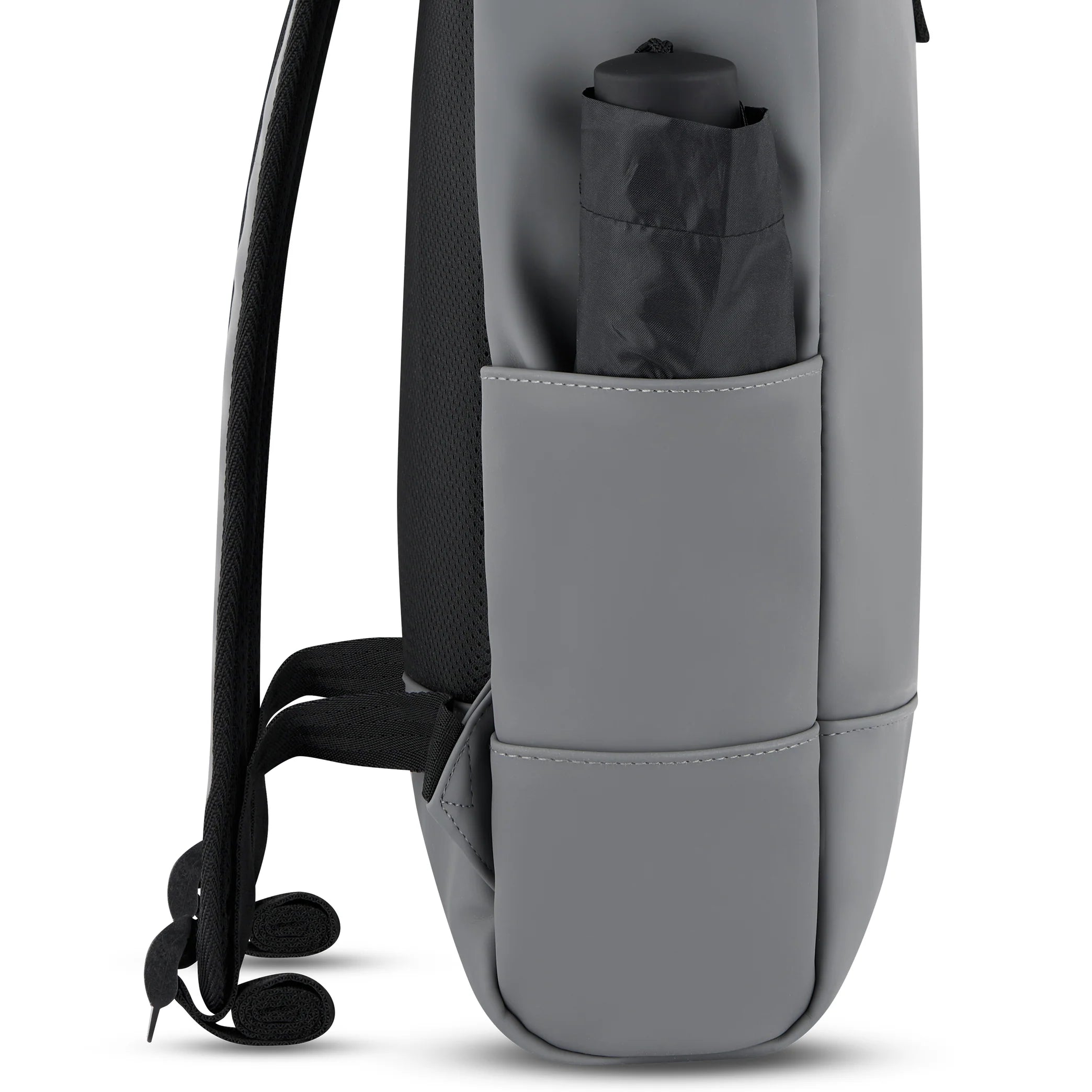 Nahaufnahme eines grauen Rucksacks mit einem schwarzen Regenschirm in einer der Außentaschen. Der Rucksack hat schwarze Schulterriemen und sichtbare Nähte.