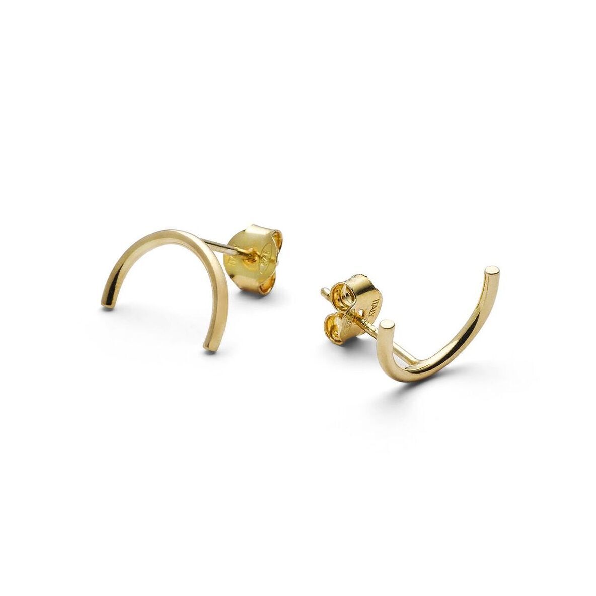 Goldene Halbkreis-Ohrringe auf weißem Hintergrund.