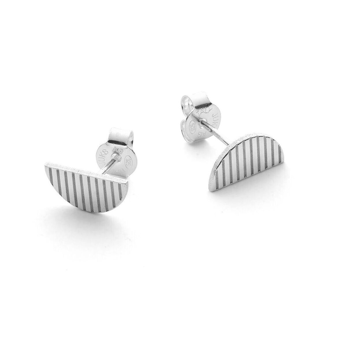 Silberne Ohrringe in Halbkreisform mit gestreiftem Muster auf weißem Hintergrund.