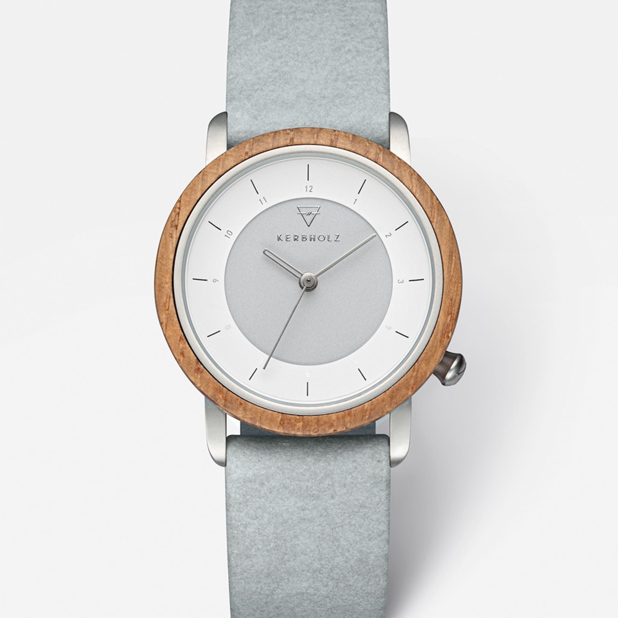 Elegante Armbanduhr mit hellem Zifferblatt, Holzrahmen und grauem Lederarmband.