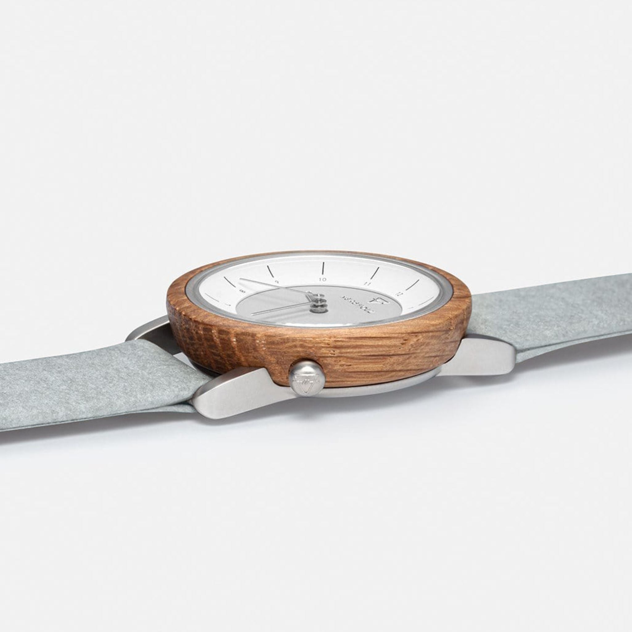 Armbanduhr mit einem Holzgehäuse und grauem Lederarmband in Seitenansicht.
