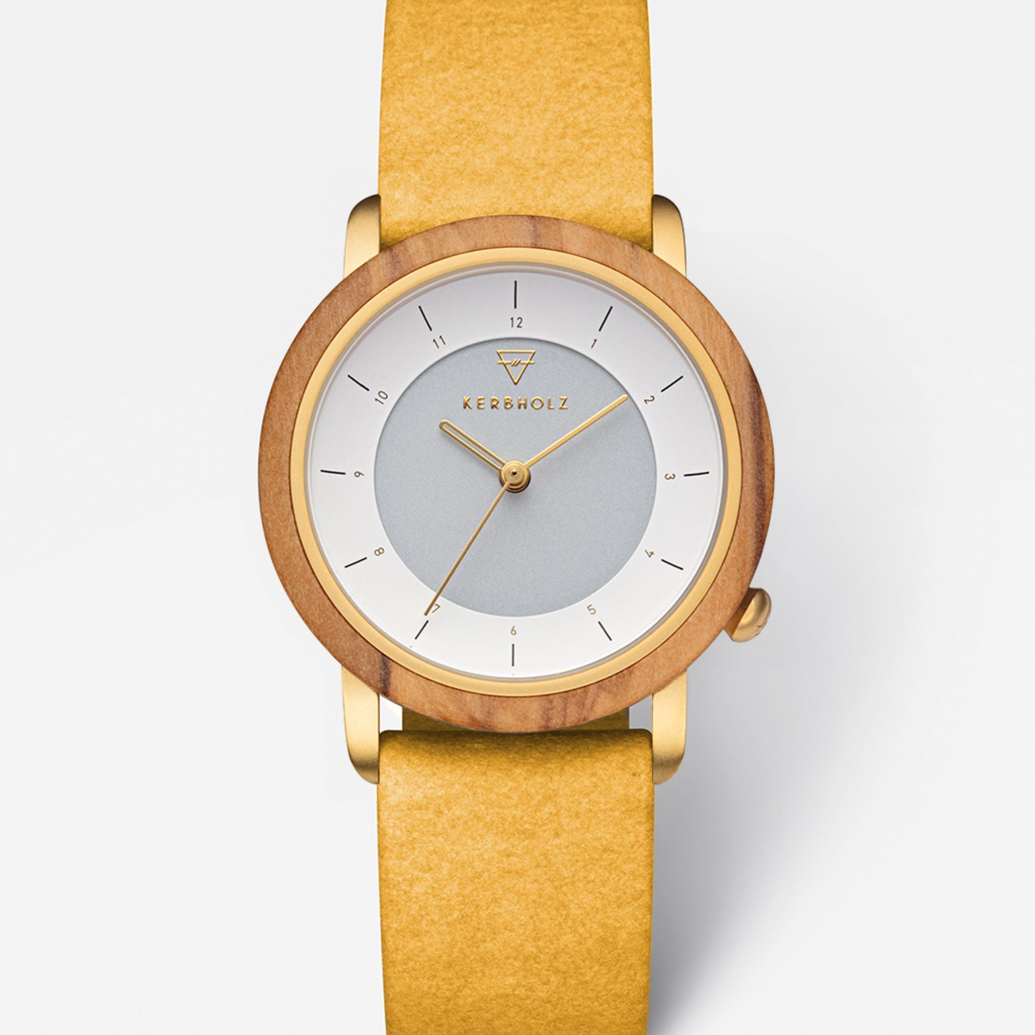 Holzuhr mit gelbem Armband, grauem Zifferblatt und goldenen Details, zeigt die Marke "Kerbholz".