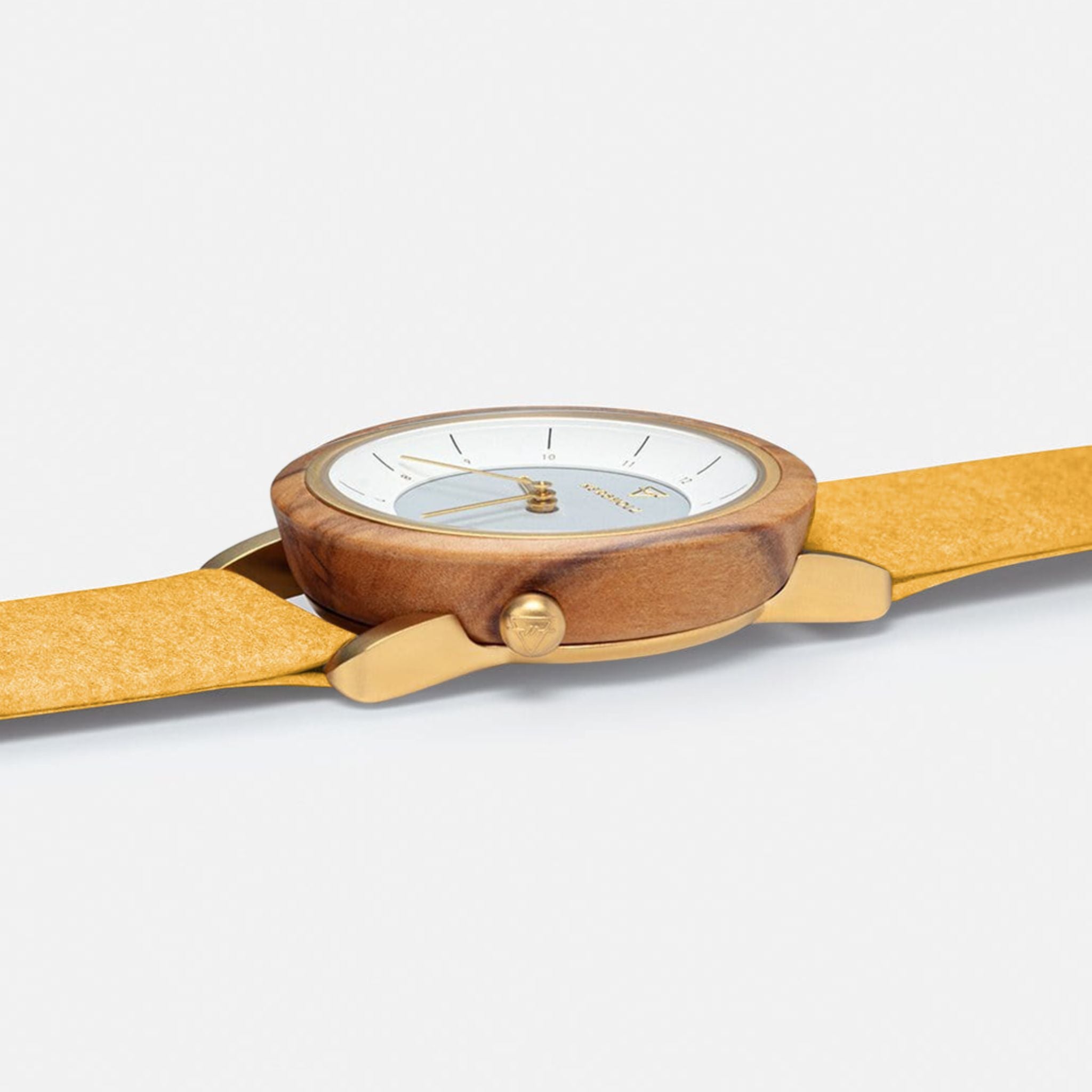 Holzuhr mit hellem Zifferblatt, goldenen Zeigern und gelbem Lederarmband, seitlich fotografiert.