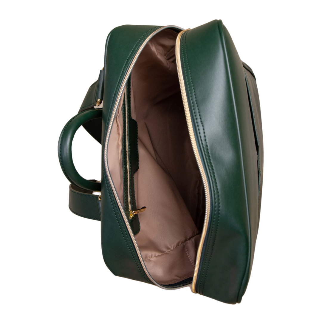 Grüne Ledertasche mit geöffnetem Reißverschluss, zeigt beiges Innenfutter und goldene Details.