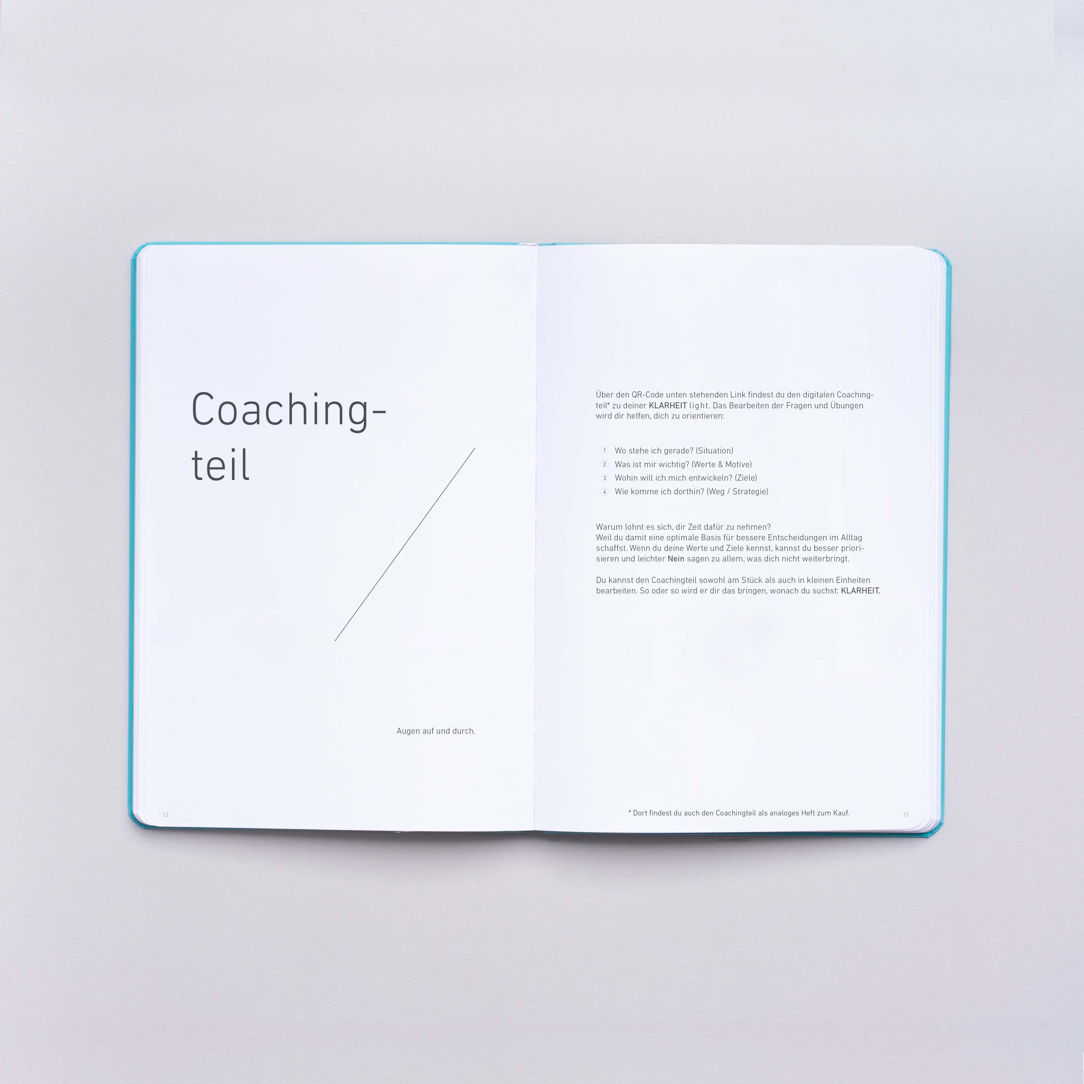 Offenes Buch mit der Überschrift "Coachingteil" auf der linken Seite und Textabsätzen auf der rechten Seite.