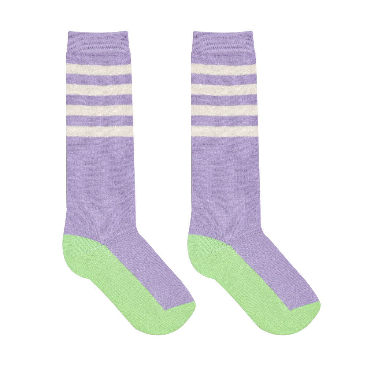 Ein Paar lila Socken mit weißen Querstreifen im oberen Bereich und hellgrünen Fersen und Zehen, nebeneinander auf weißem Hintergrund.