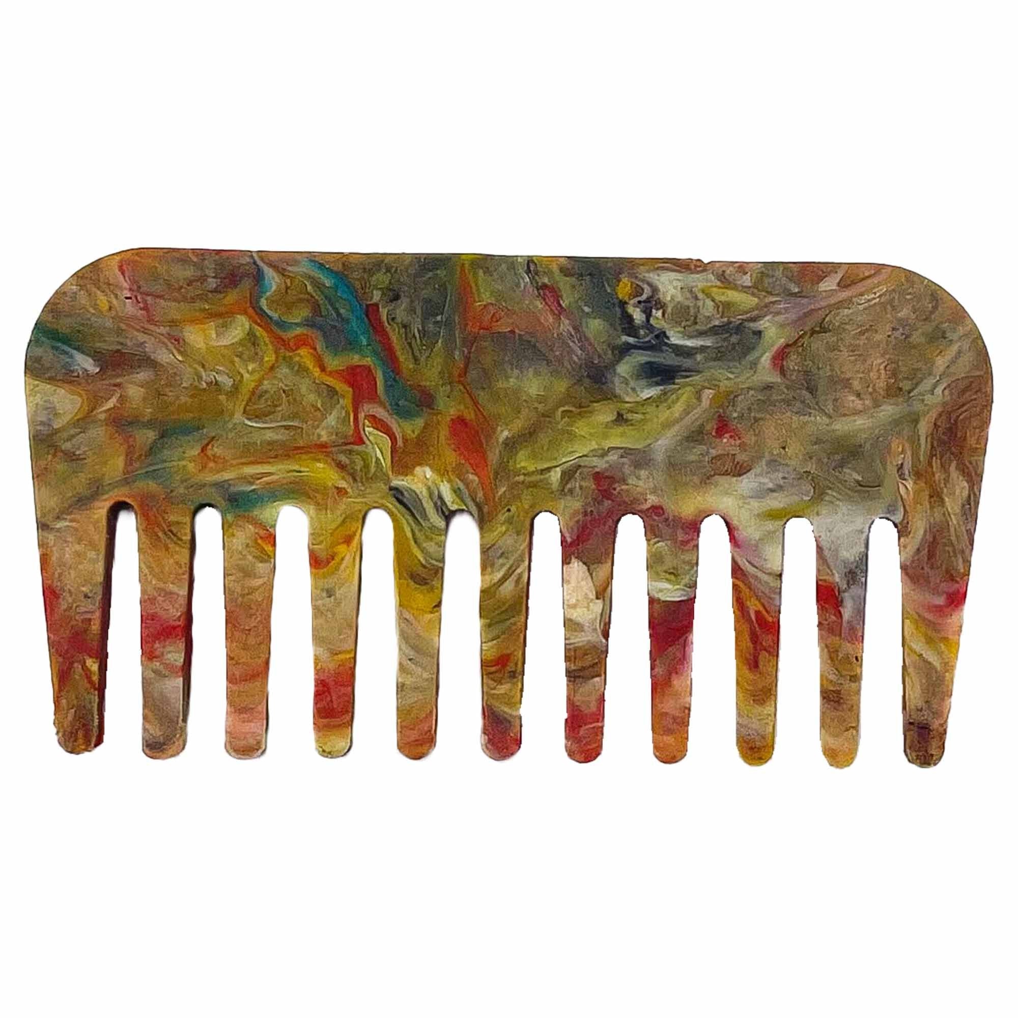 Ein breitzahniger Kamm mit einem marmorierten, mehrfarbigen Muster aus roten, gelben, grünen und blauen Strudeln auf weißem Hintergrund.