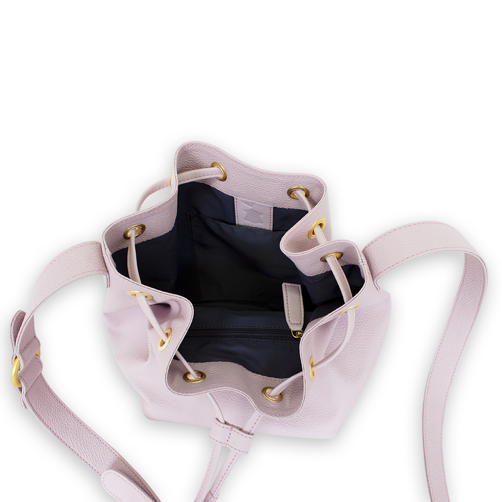 Offene, hellrosa Beuteltasche mit langen Riemen und goldenen Details, die das schwarze Innenfutter zeigt.