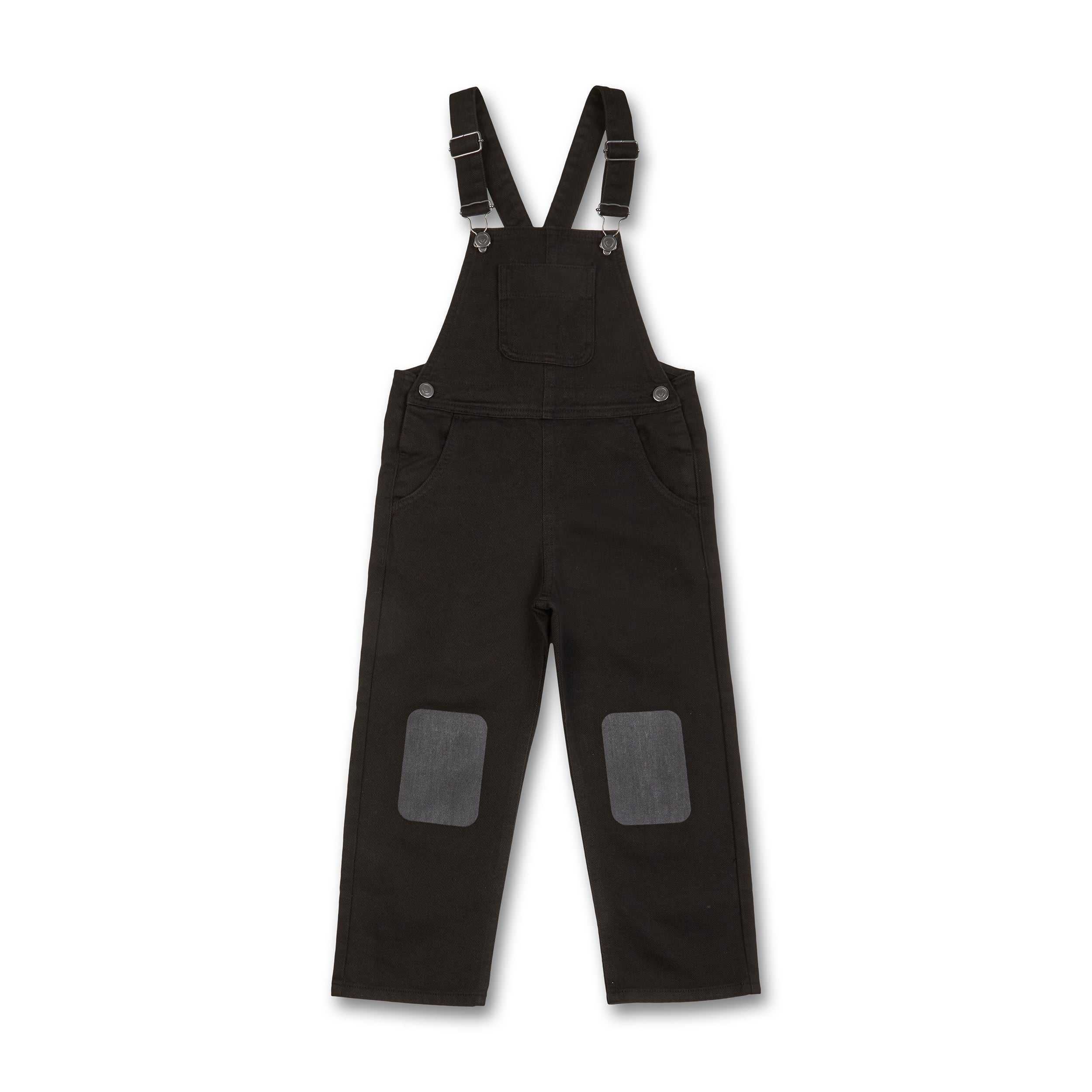Schwarze Latzhose mit Taschen und grauen Knieaufnähern vor weißem Hintergrund.