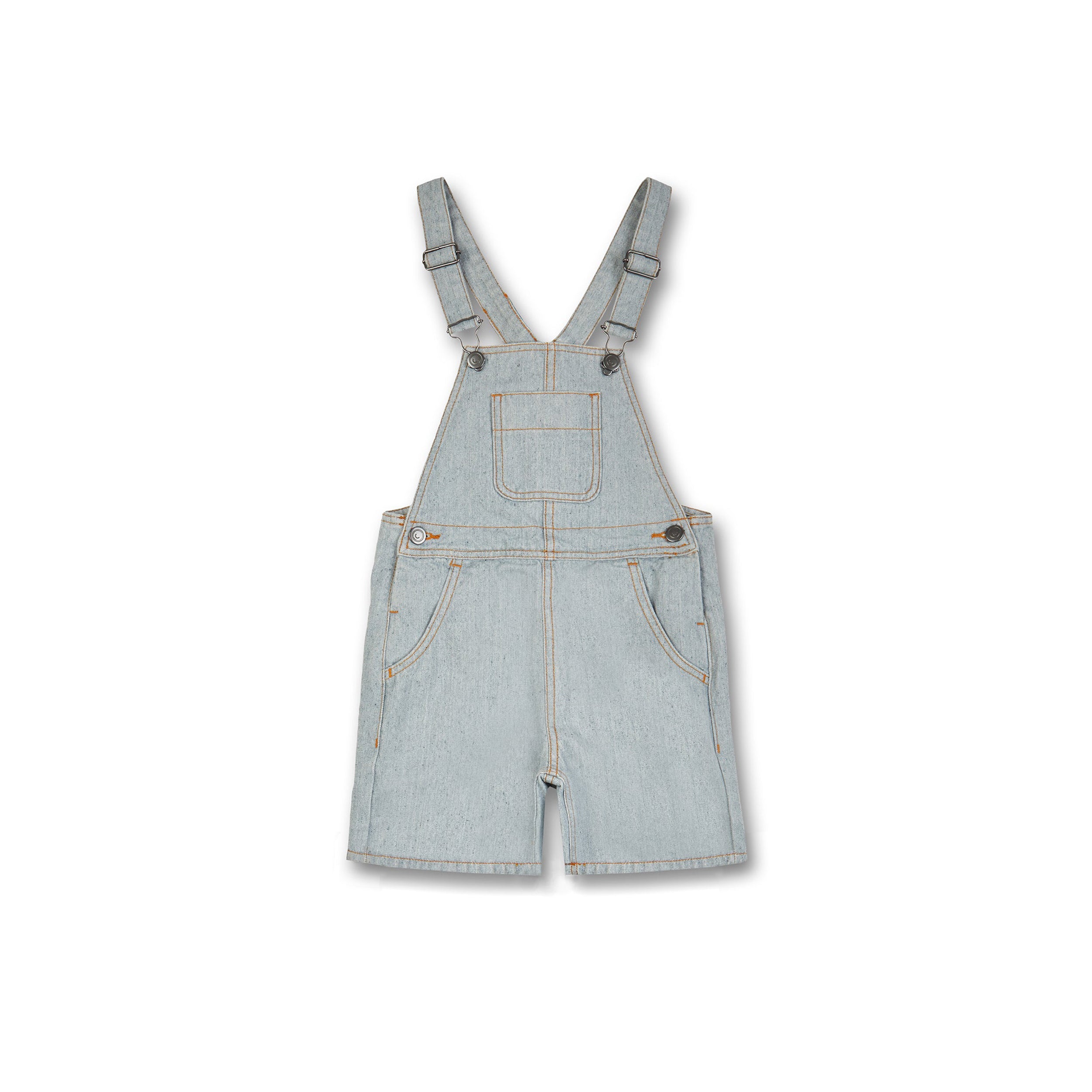 Hellblaue Jeans-Latzhose mit verstellbaren Trägern und mehreren Taschen, auf weißem Hintergrund abgebildet.