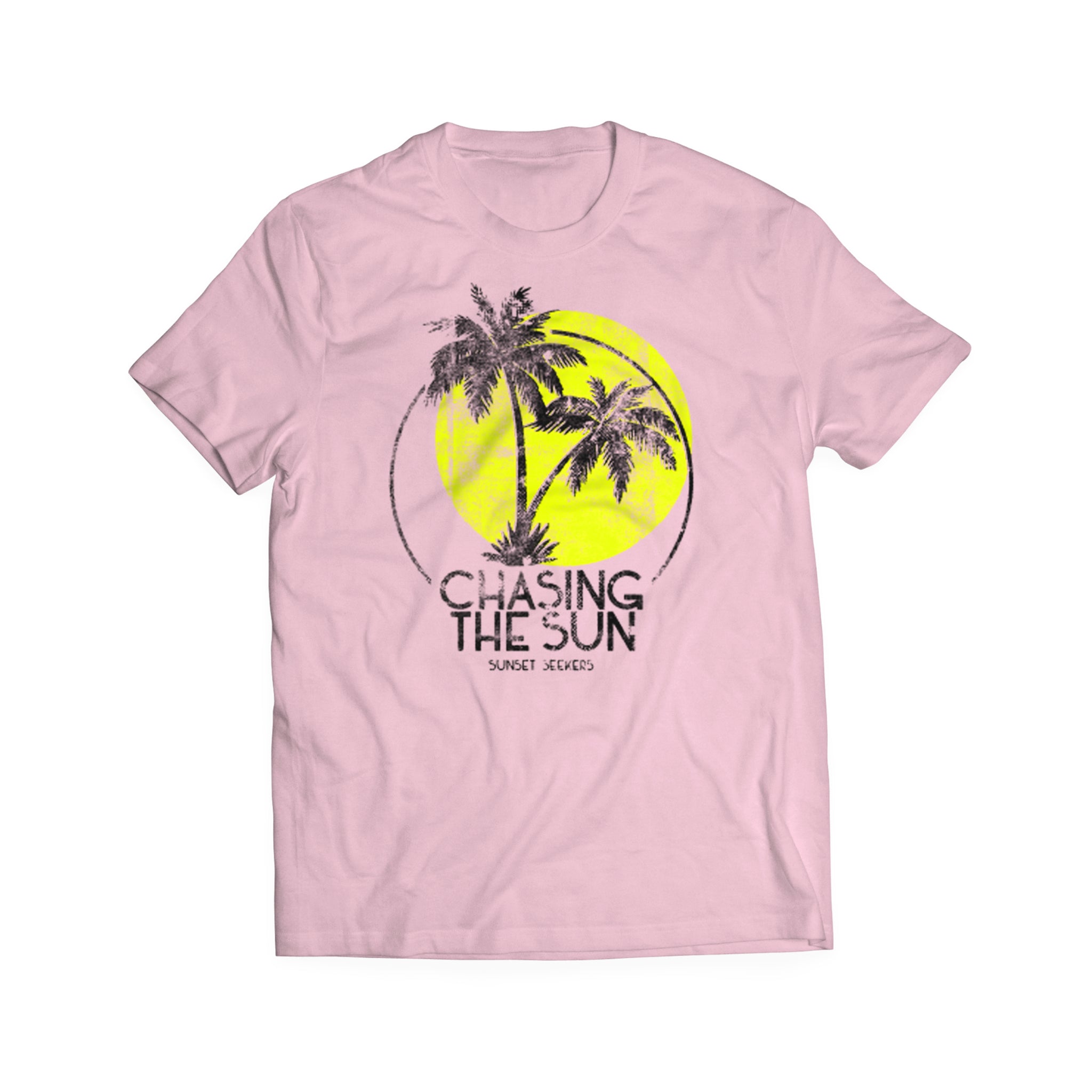 Rosa T-Shirt mit Palmen vor einer gelben Sonne und dem Text "Chasing the Sun: Sunset Seekers".