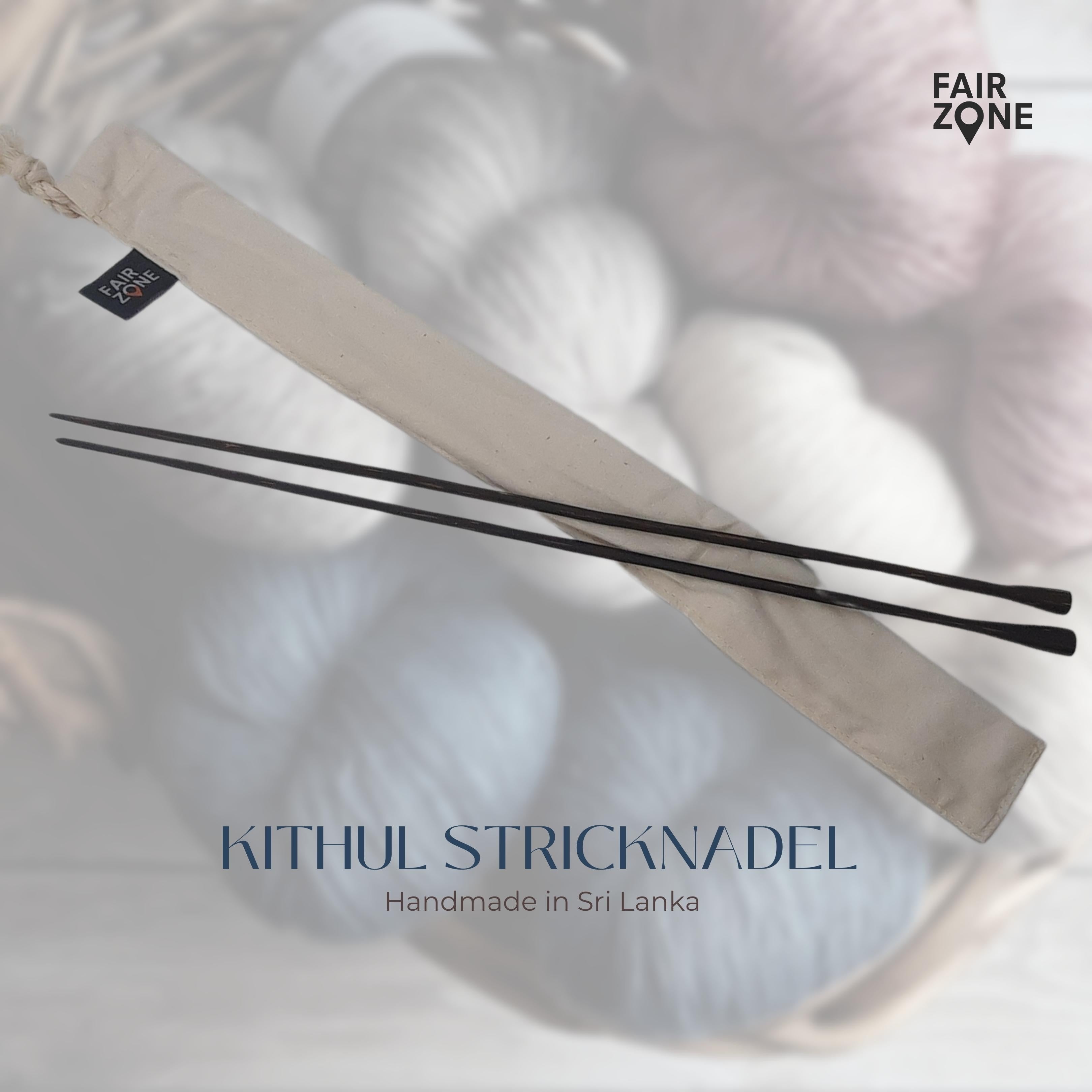 Ein Paar dunkler Stricknadeln aus Holz ruht auf einer beigen Stoffhülle mit einem verschwommenen Hintergrund aus pastellfarbenen Garnkugeln. Der Text lautet: Kithul Stricknadel. Handgefertigt in Sri Lanka. Faire Zone.