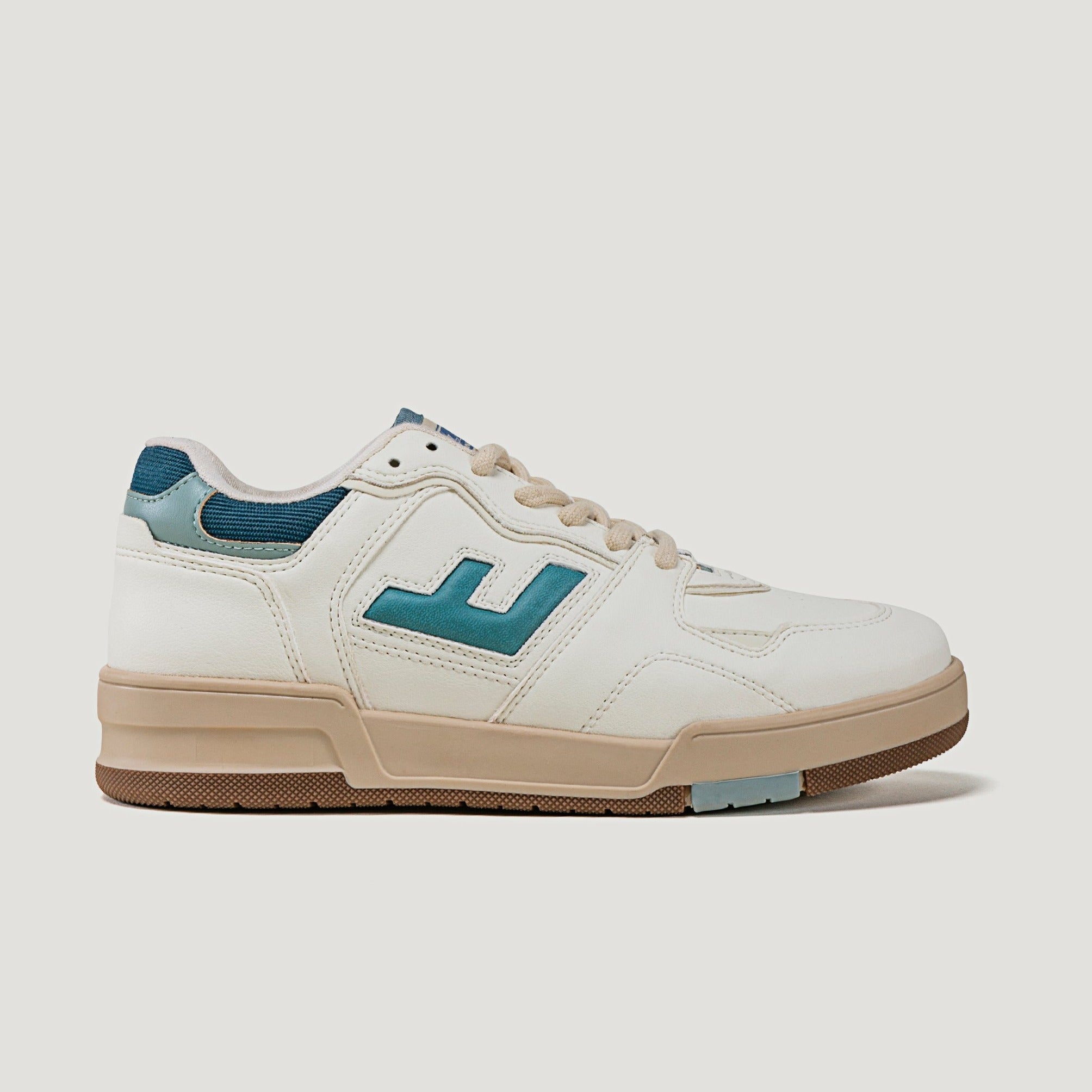 Weißer Sneaker mit brauner Sohle und blauem Logo auf der Seite, vor weißem Hintergrund.