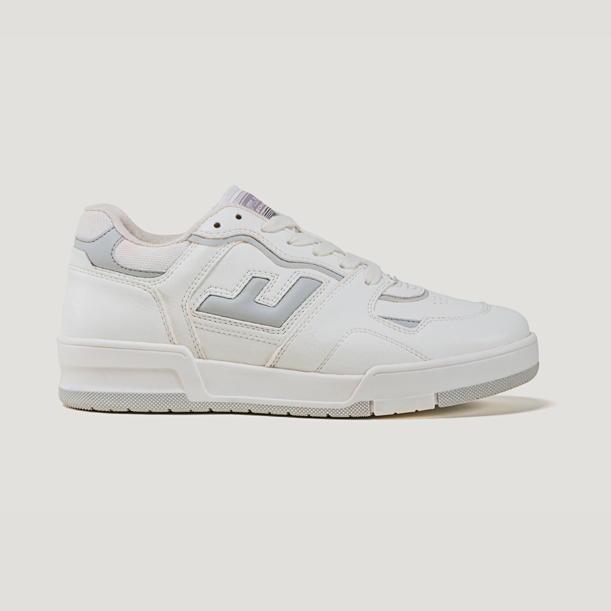 Weißer Turnschuh mit grauen Details und gepolstertem Kragen, seitlich ein stilisiertes Logo in grau.