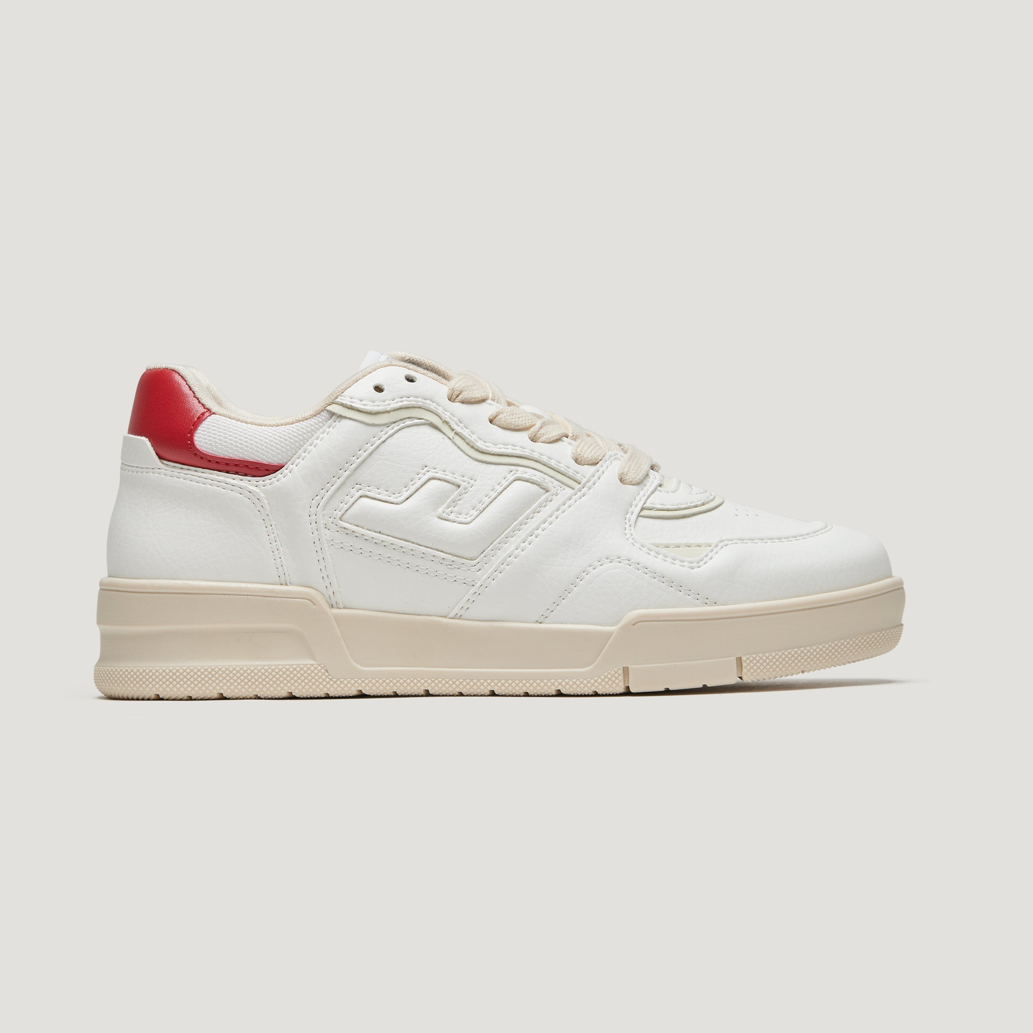 Weißer Sneaker mit beigefarbener Sohle, roten Details an der Ferse und beigem Schnürsenkeln vor weißem Hintergrund.