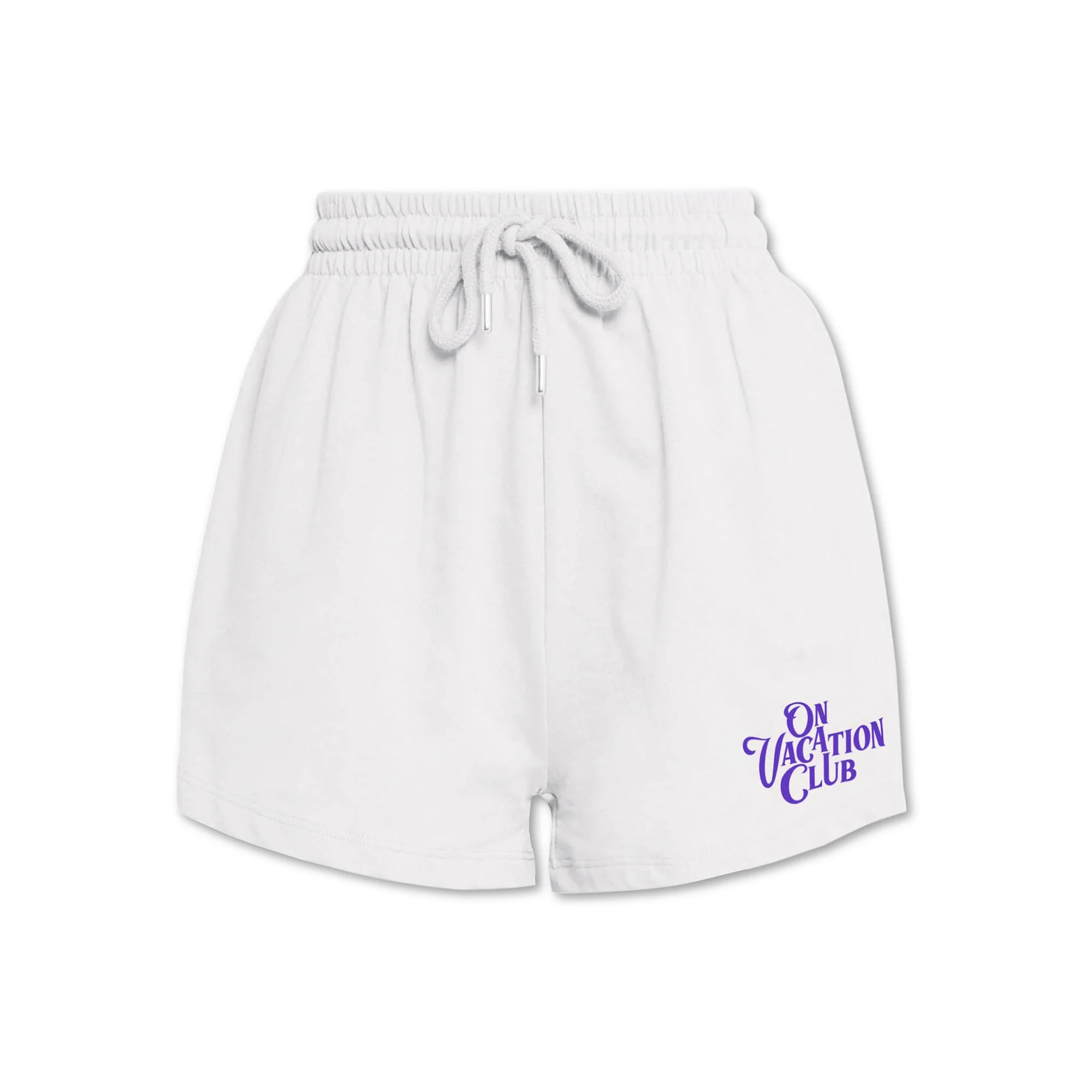 Weiße Shorts mit Kordelzug und lila "On Vacation Club"-Schriftzug am Saum.