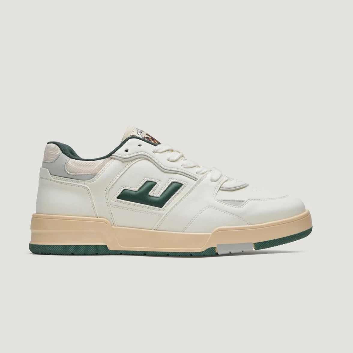 Weißer Sneaker mit cremefarbener Sohle und grünem Logo auf der Seite, vor weißem Hintergrund.